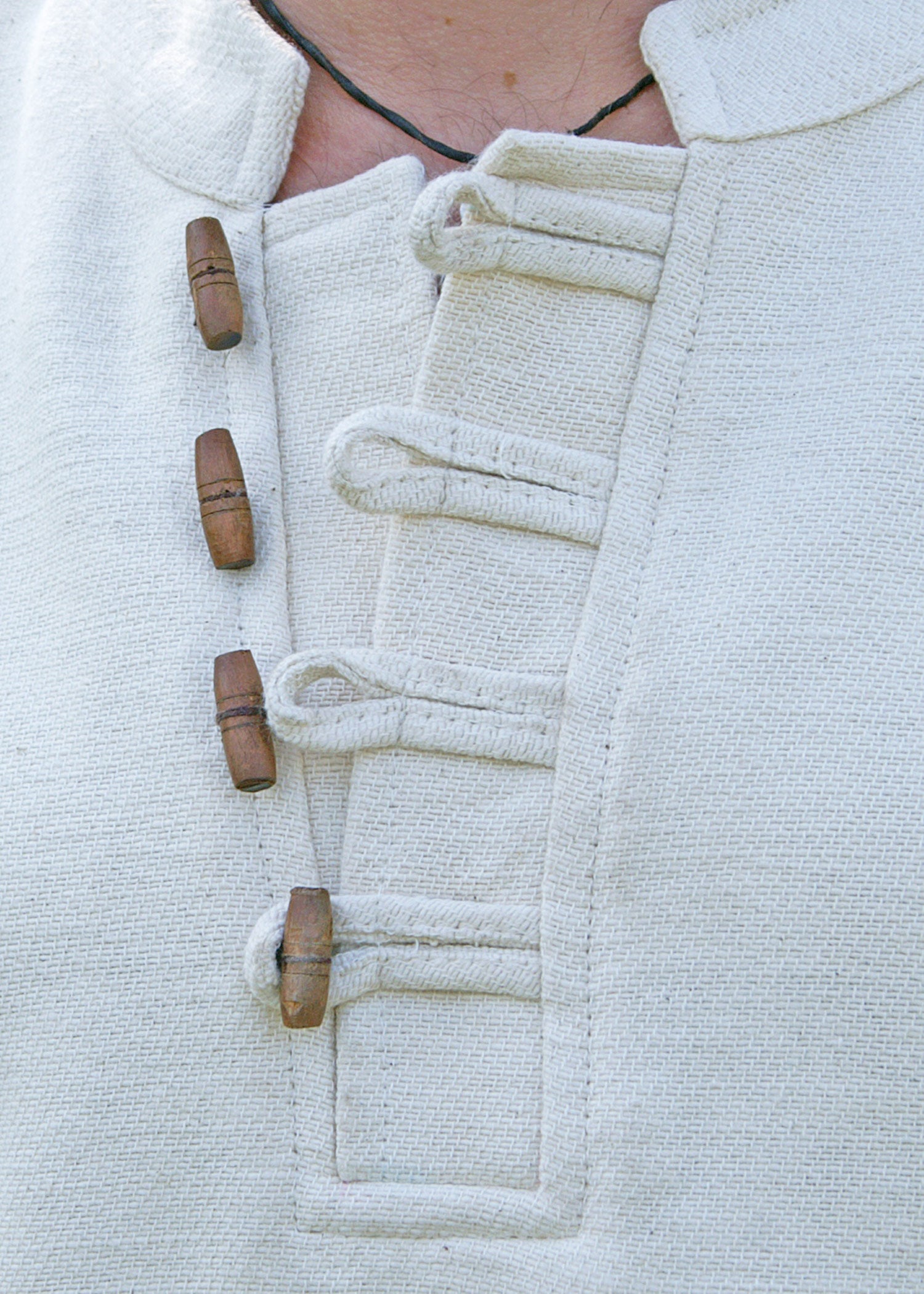 Imagen única de: Camisa Medieval Pesada Con Botones De Madera Natural Tejidos A Mano.