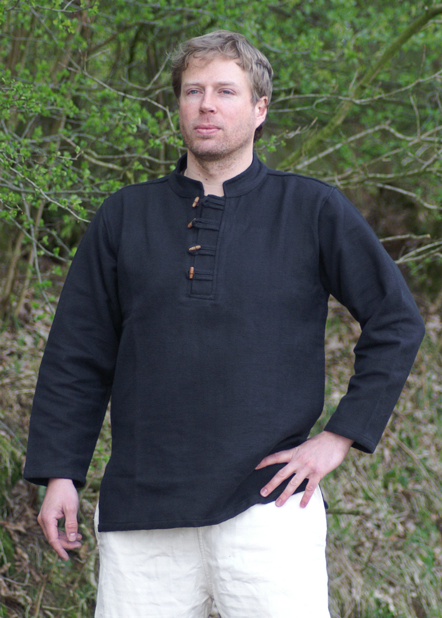 Imagen única de: Camisa Medieval Pesada Con Botones De Madera Natural Tejidos A Mano.