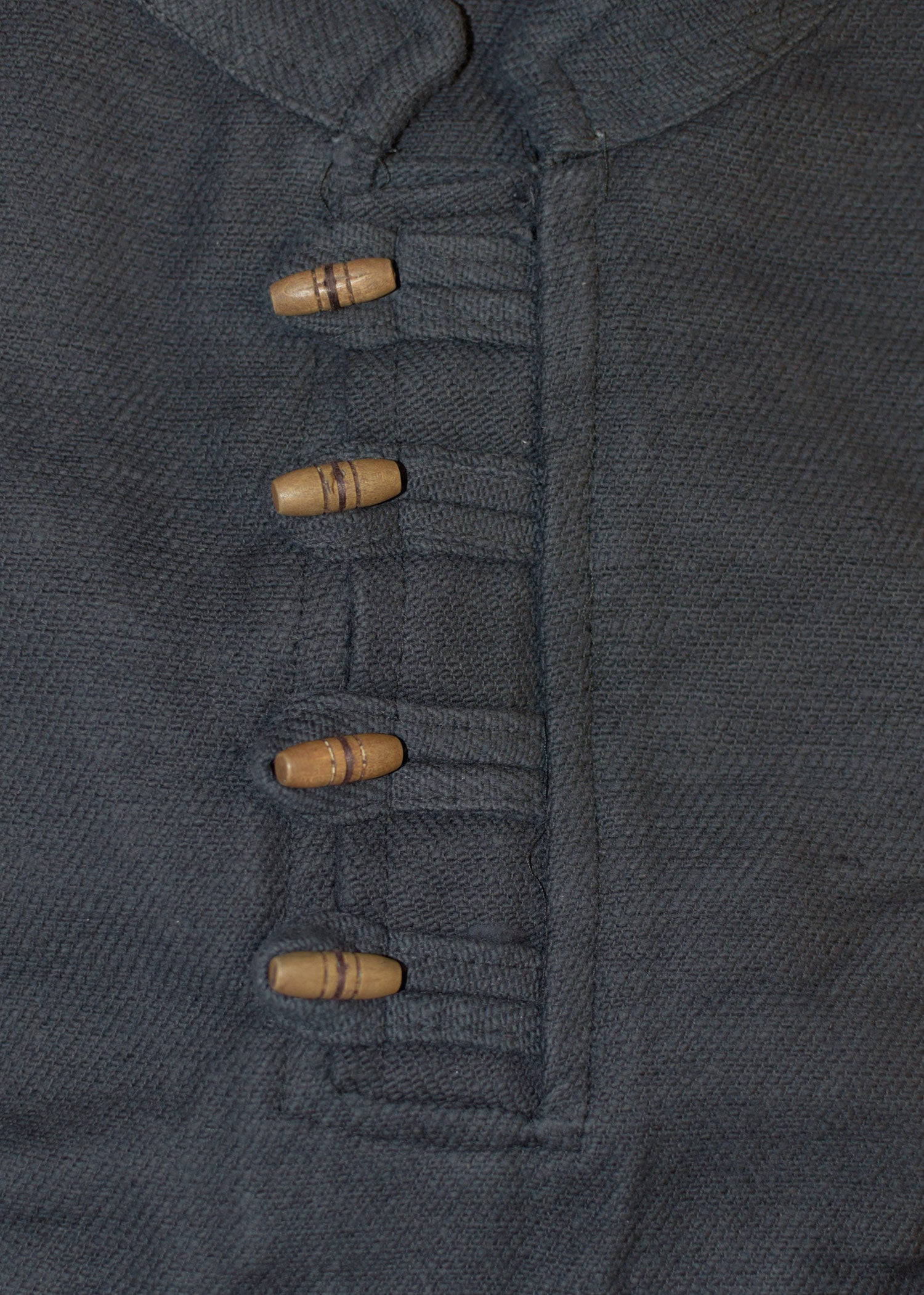 Imagen única de: Camisa Medieval Pesada Con Botones De Madera Natural Tejidos A Mano.