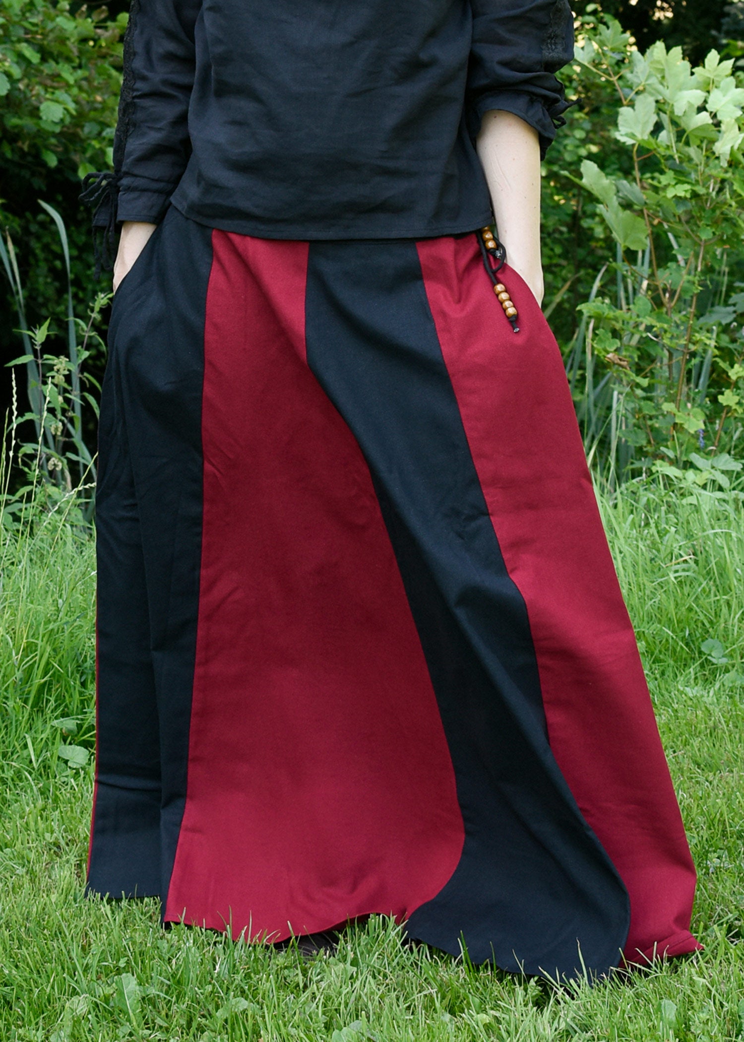 Imagen única de: Falda Medieval Con Vuelo, Negro/rojo