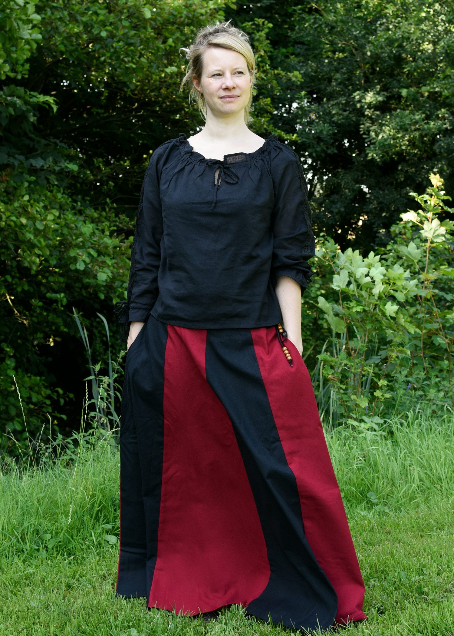 Imagen única de: Falda Medieval Con Vuelo, Negro/rojo