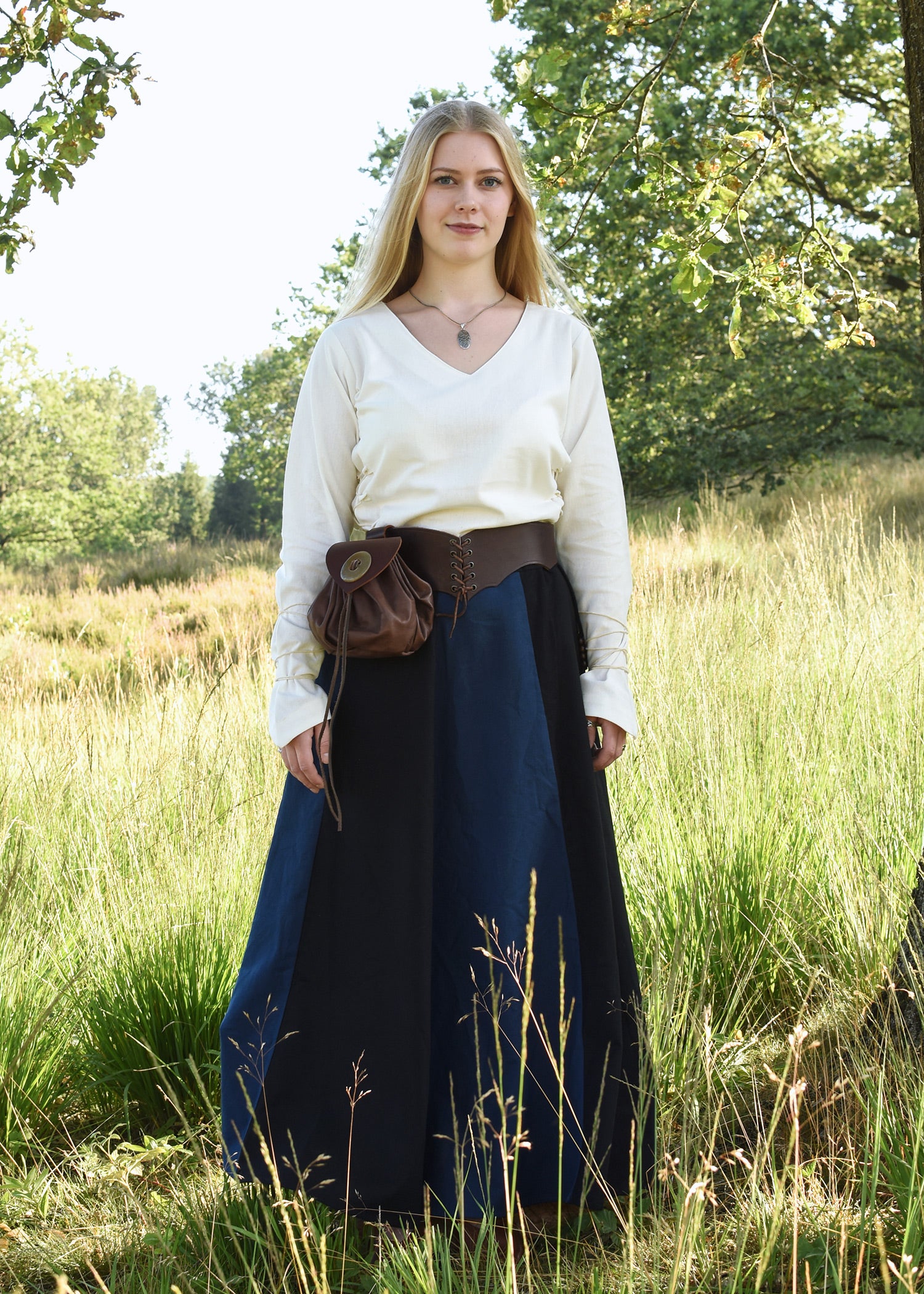 Imagen única de: Falda Medieval Con Vuelo, Negro/azul