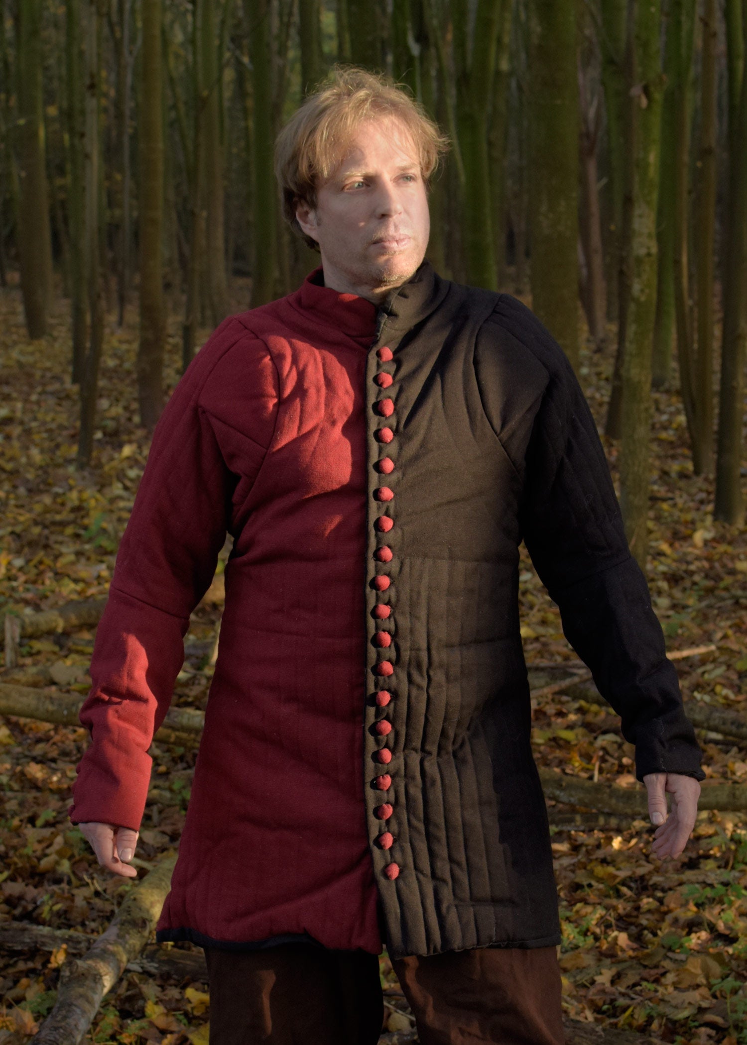 Imagen única de: Gambeson Con Botones, Jupon, Rojo Y Negro.