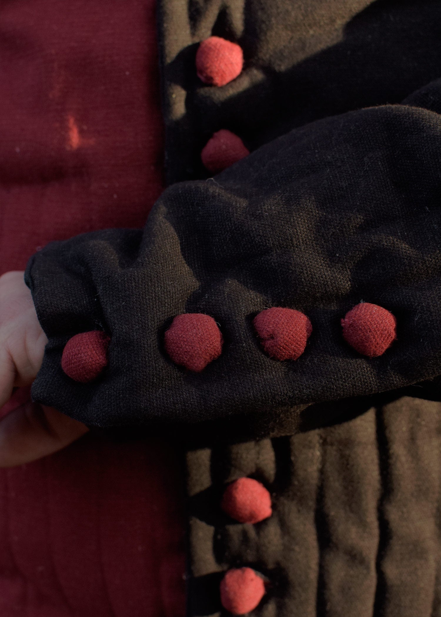 Imagen única de: Gambeson Con Botones, Jupon, Rojo Y Negro.