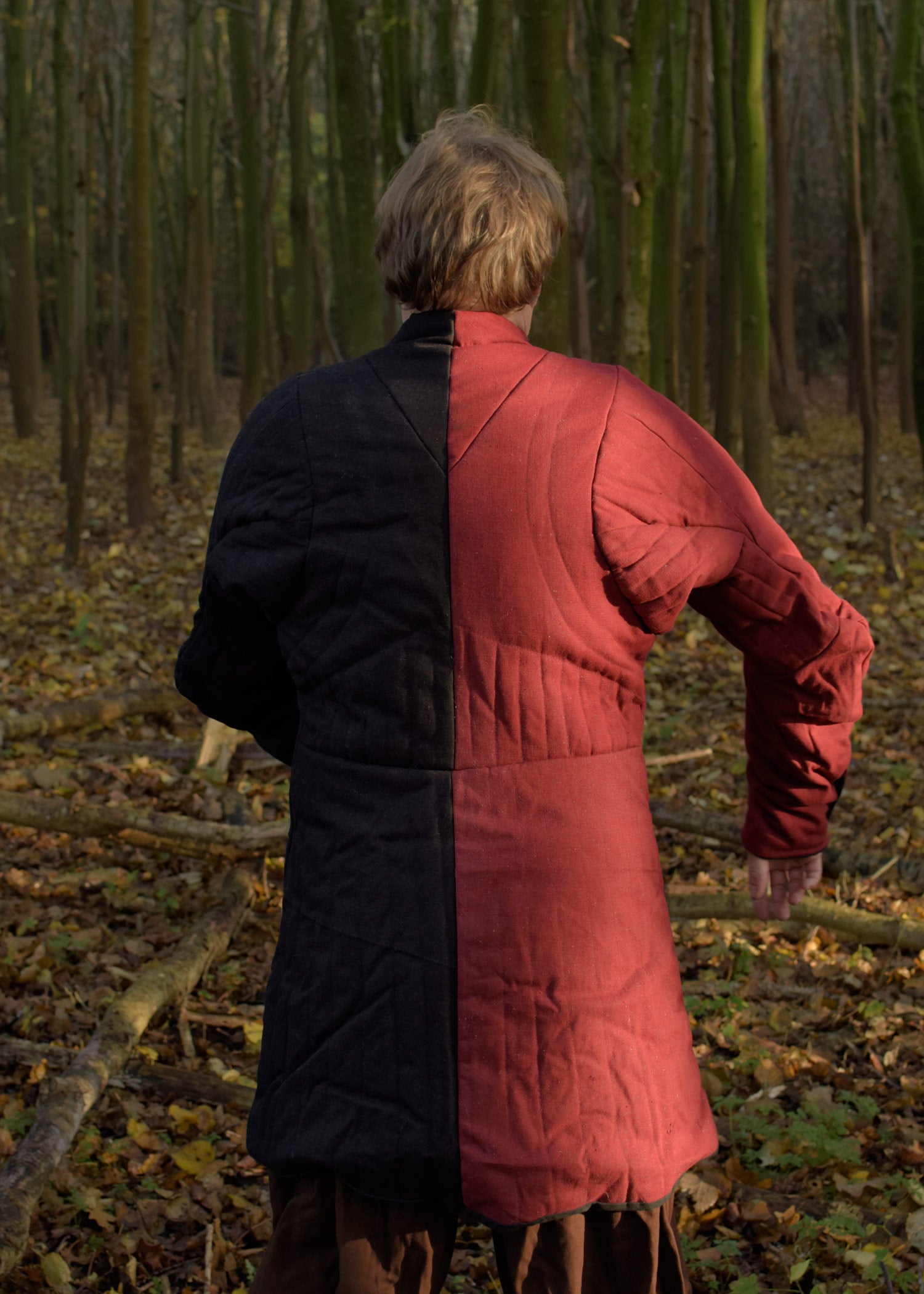Imagen única de: Gambeson Con Botones, Jupon, Rojo Y Negro.