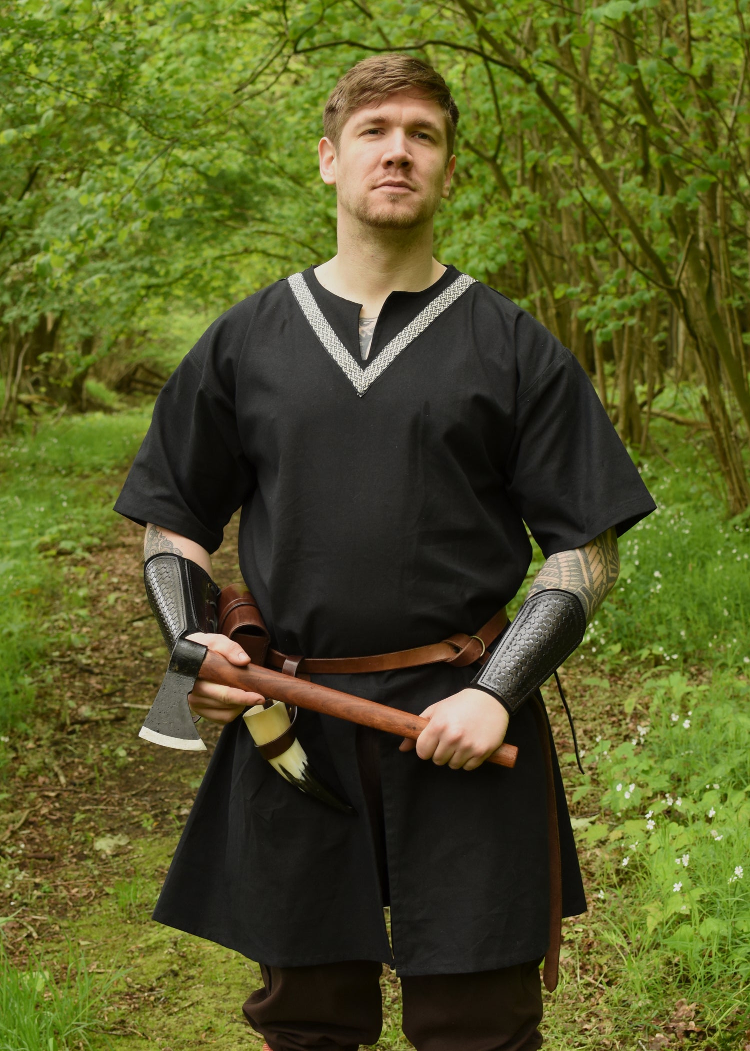 Imagen única de: Túnica Medieval Ailrik Con Borde, Manga Corta, Negro