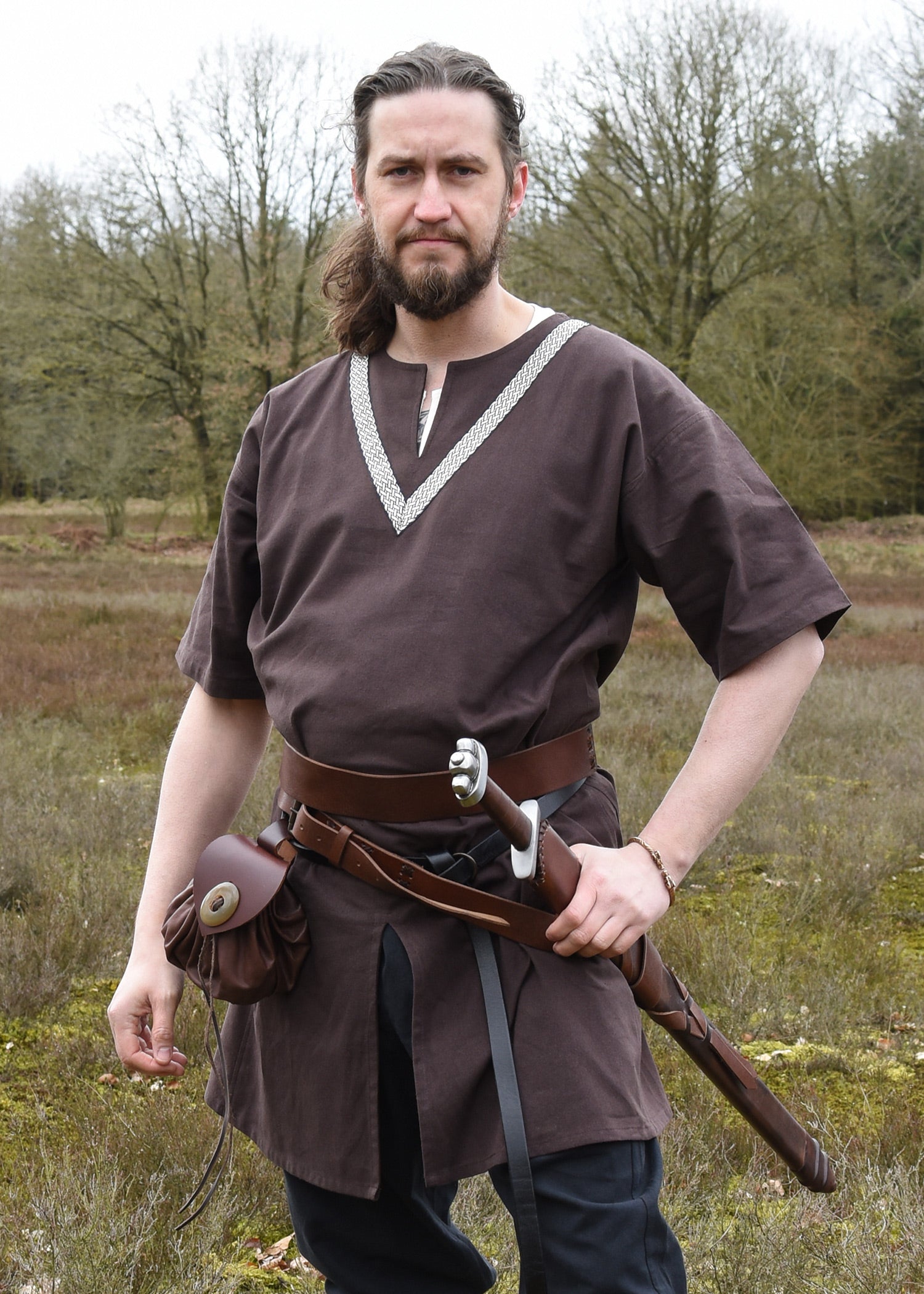 Imagen única de: Túnica Medieval Ailrik Con Borde, Mangas Cortas, Marrón