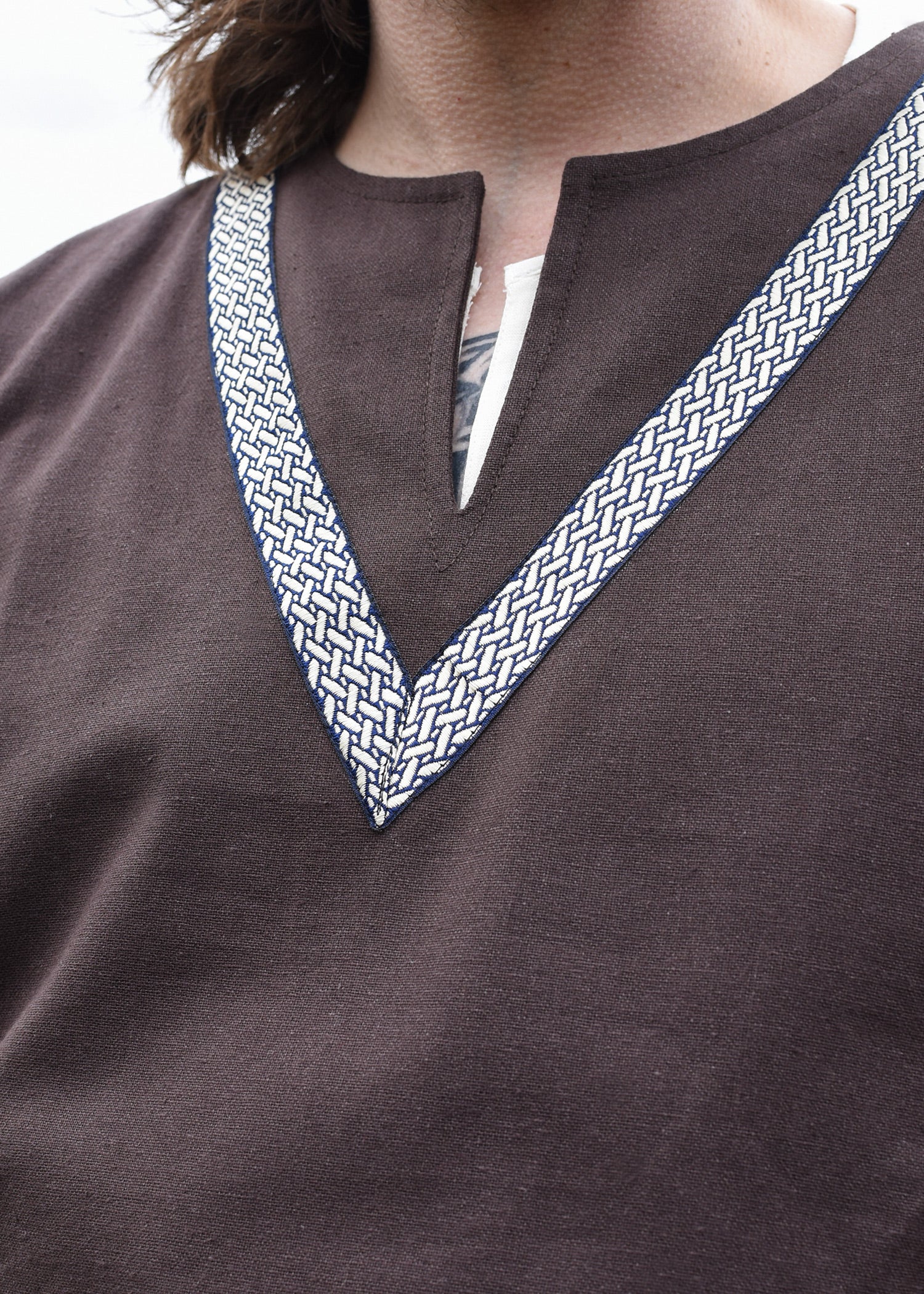 Imagen única de: Túnica Medieval Ailrik Con Borde, Mangas Cortas, Marrón