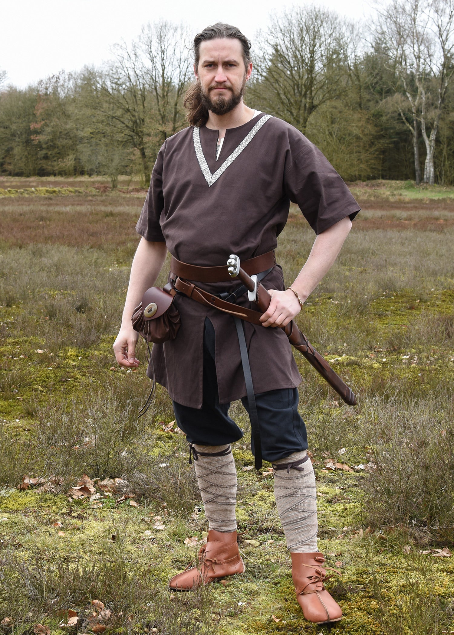 Imagen única de: Túnica Medieval Ailrik Con Borde, Mangas Cortas, Marrón