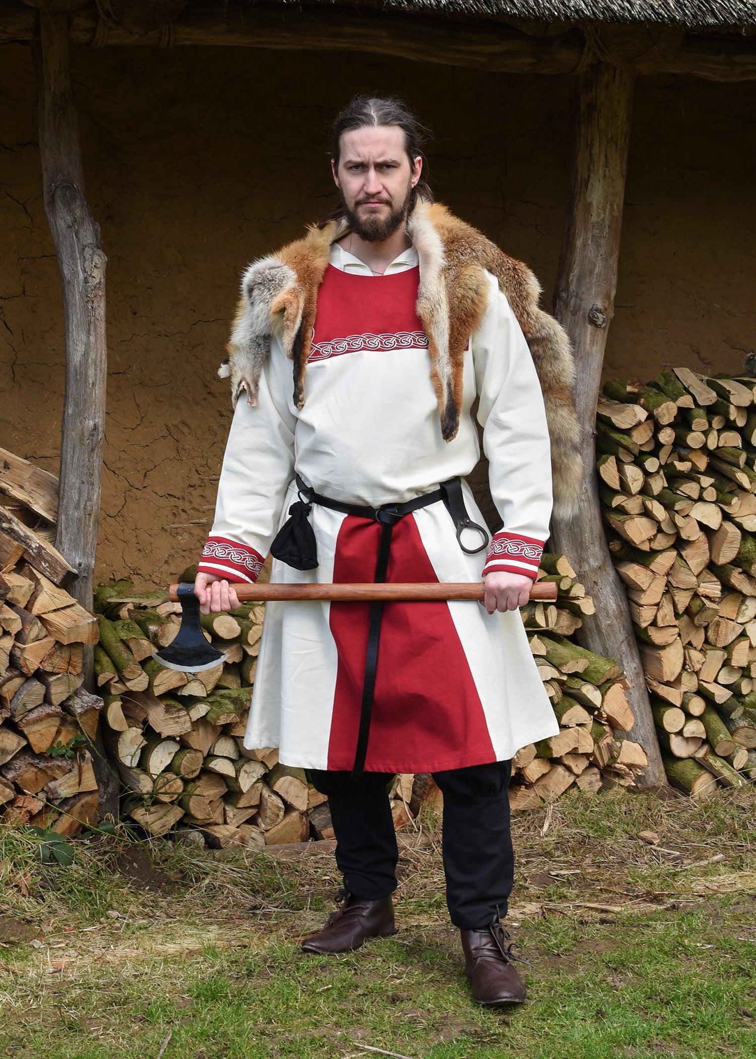 Imagen única de: Túnica Vikinga Halvar Con Bordado, Natural/rojo