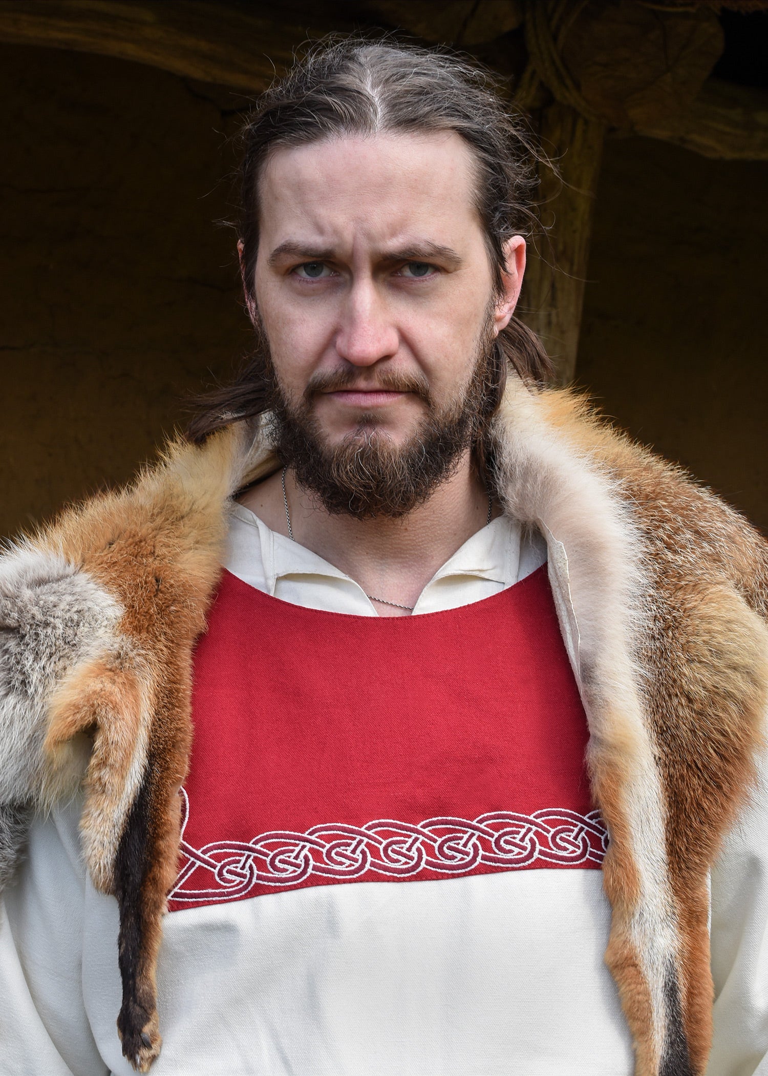 Imagen única de: Túnica Vikinga Halvar Con Bordado, Natural/rojo