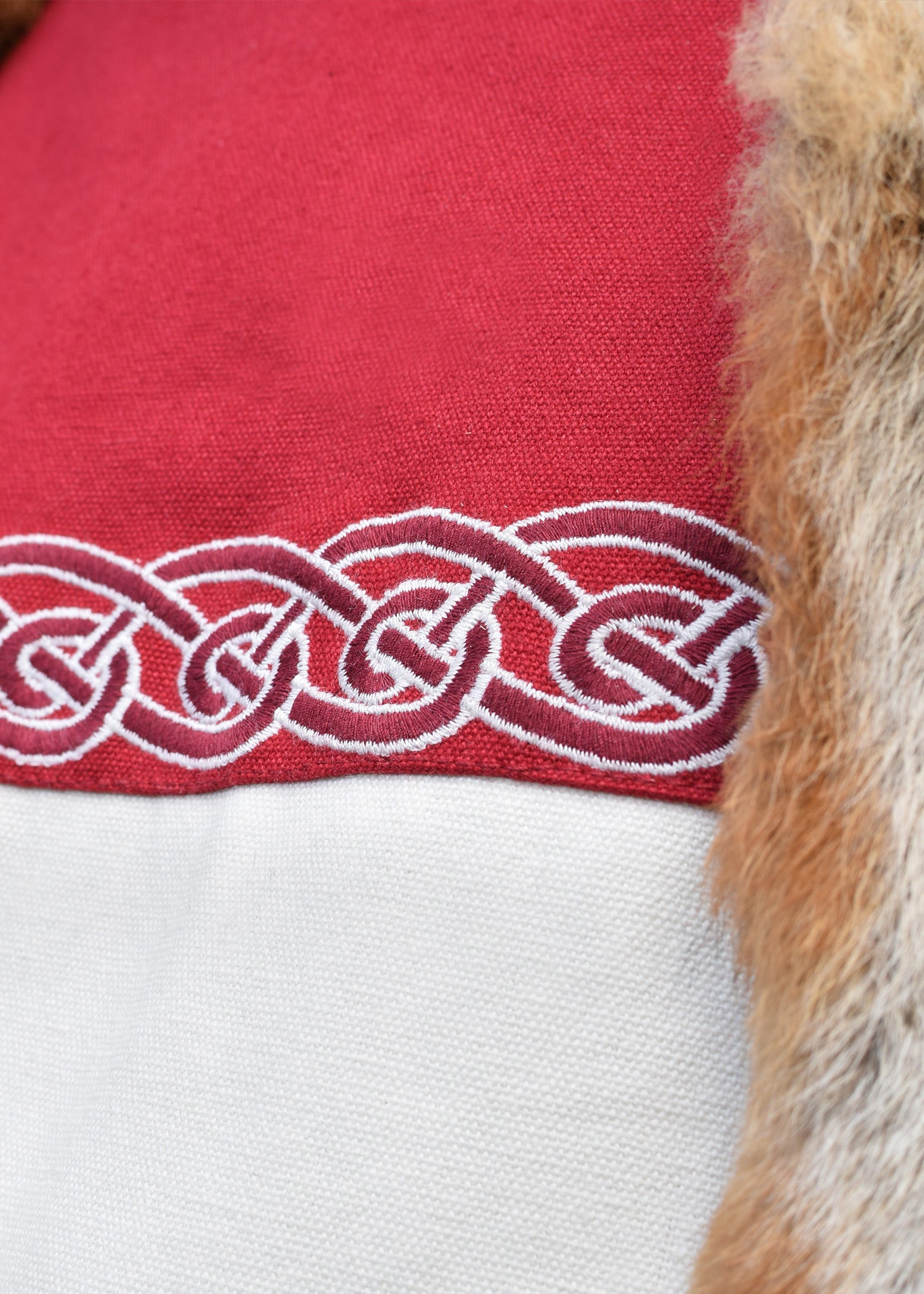 Imagen única de: Túnica Vikinga Halvar Con Bordado, Natural/rojo