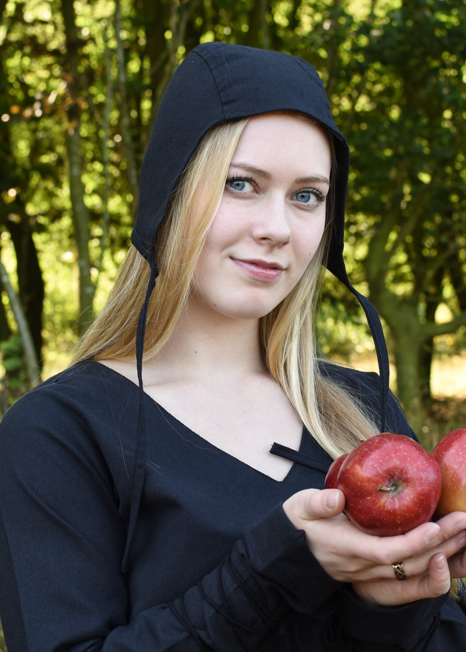 Imagen única de: Capucha Medieval Con Cintas, Diferentes Colores.
