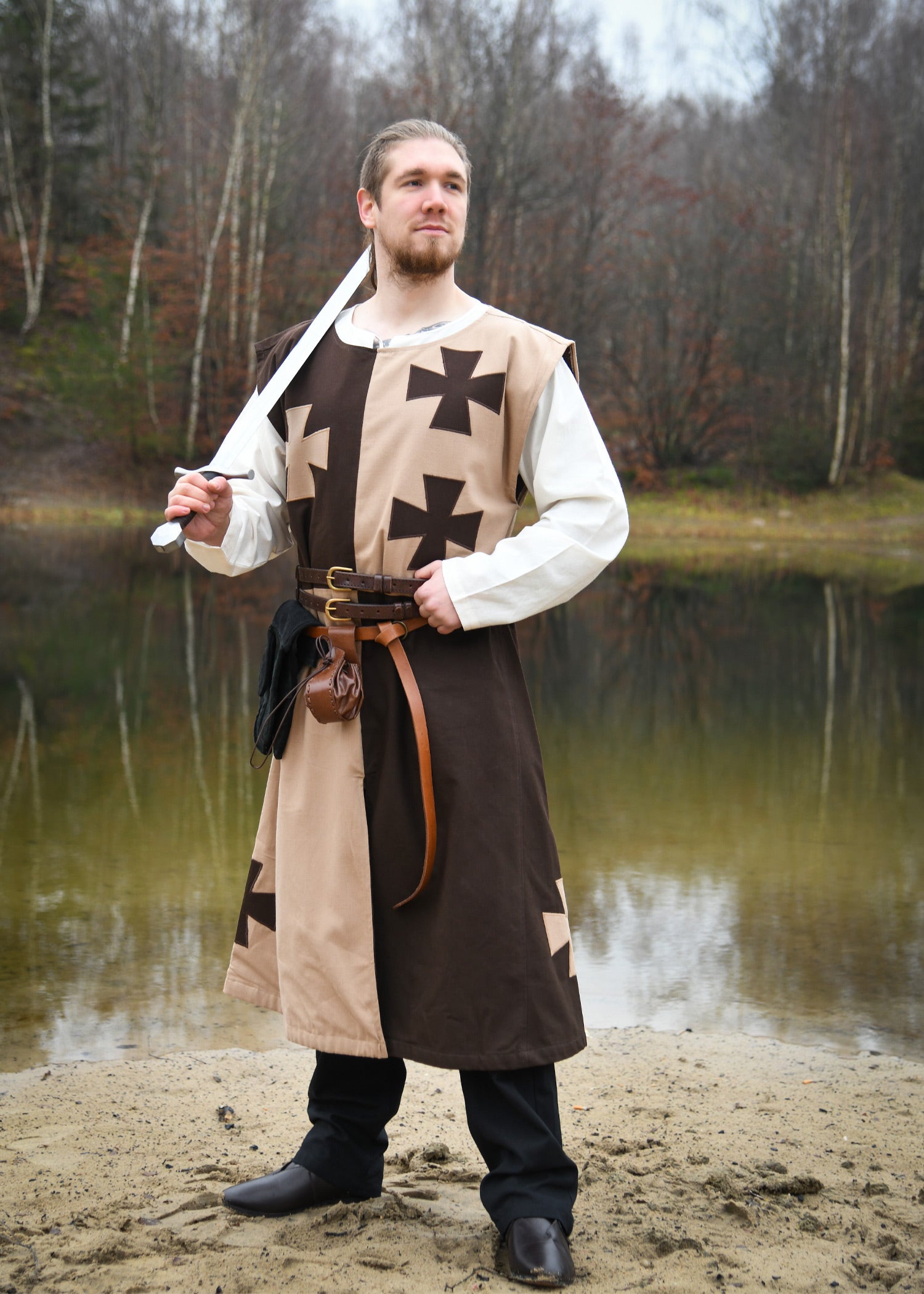 Imagen única de: Tabardo Medieval Forrado Con Cruces De Zarpas, Marrón
