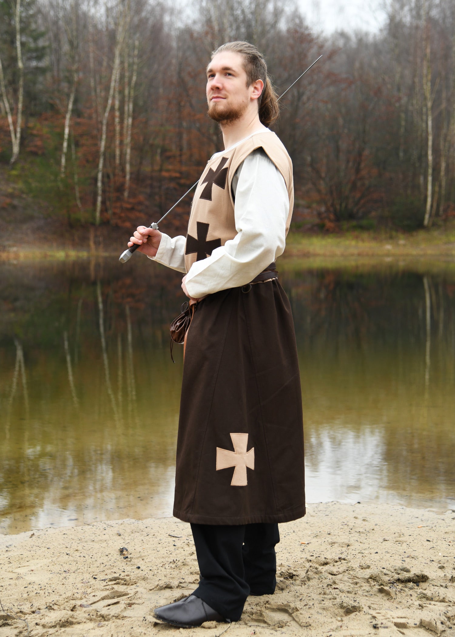 Imagen única de: Tabardo Medieval Forrado Con Cruces De Zarpas, Marrón