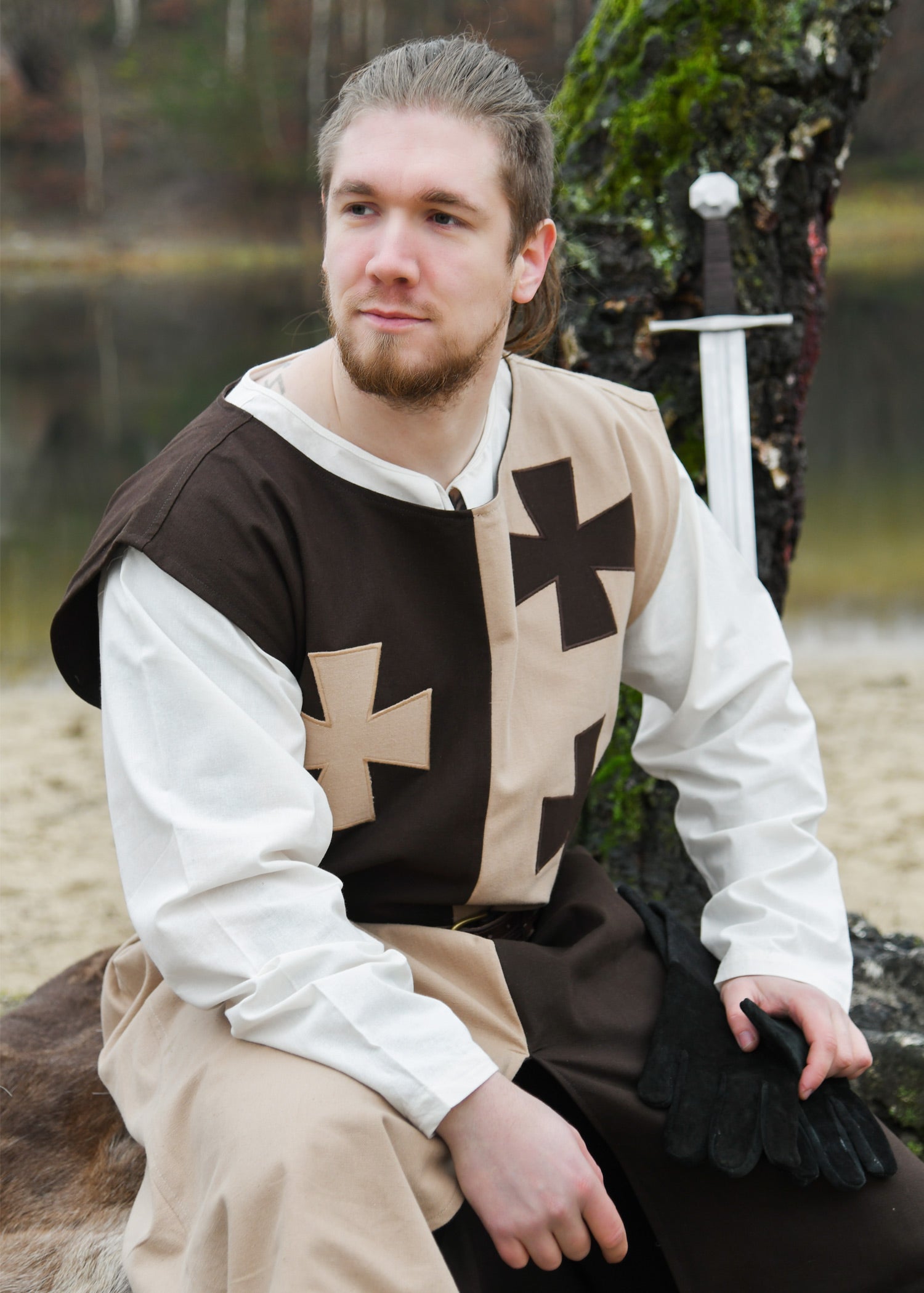 Imagen única de: Tabardo Medieval Forrado Con Cruces De Zarpas, Marrón