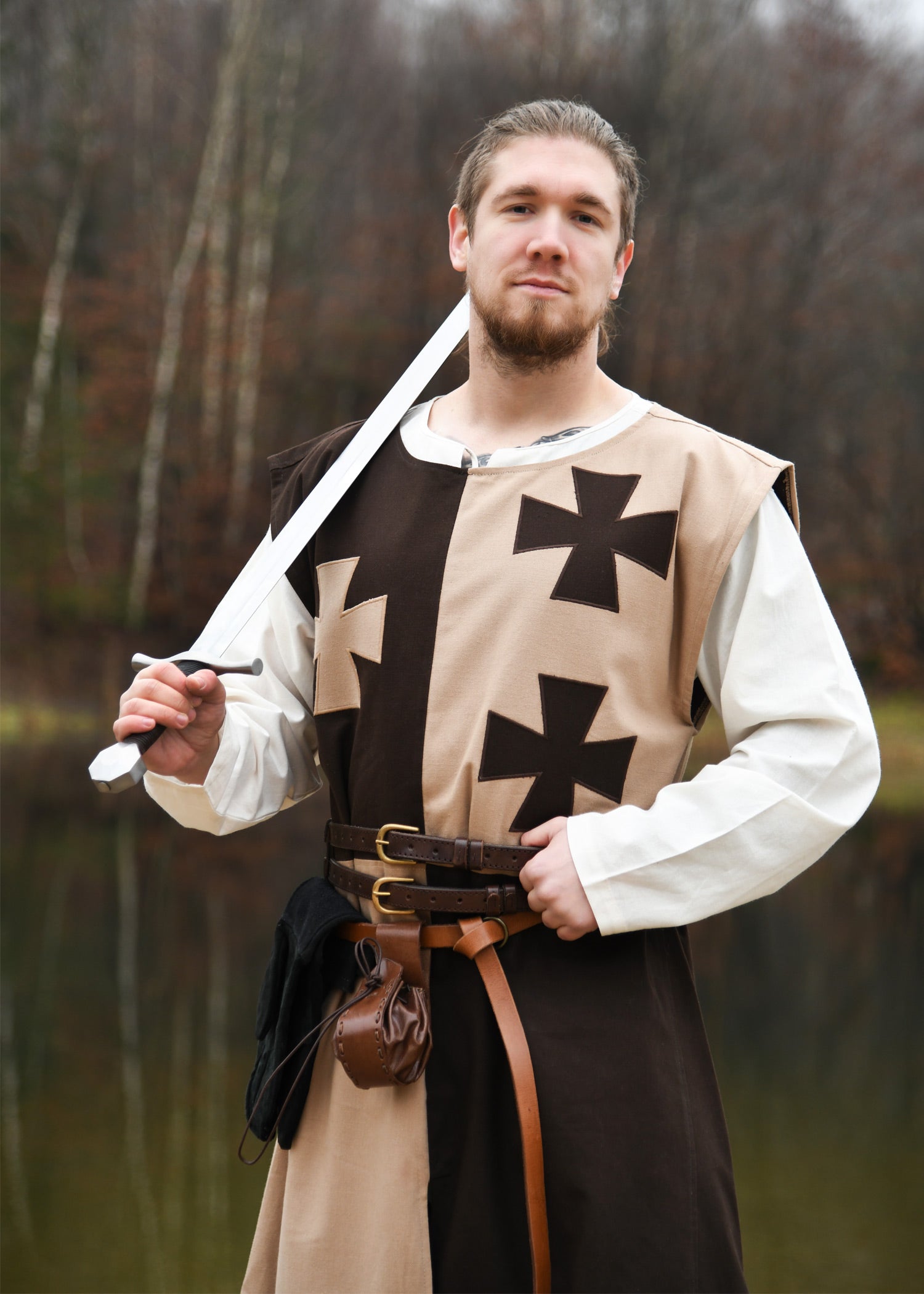 Imagen única de: Tabardo Medieval Forrado Con Cruces De Zarpas, Marrón