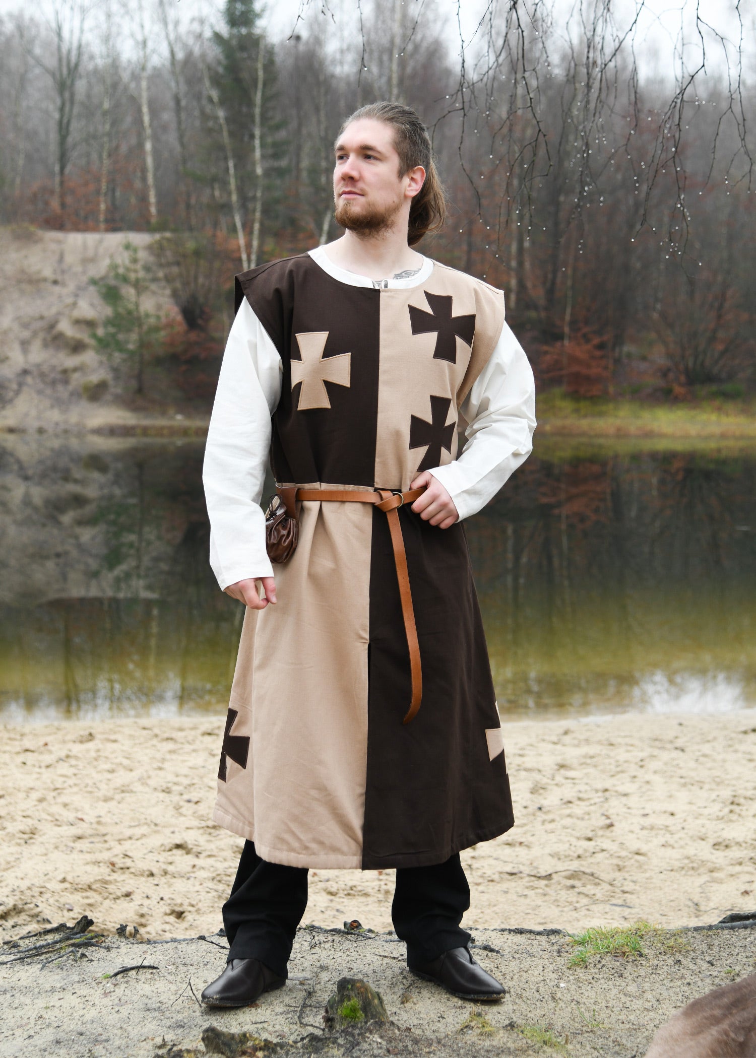 Imagen única de: Tabardo Medieval Forrado Con Cruces De Zarpas, Marrón