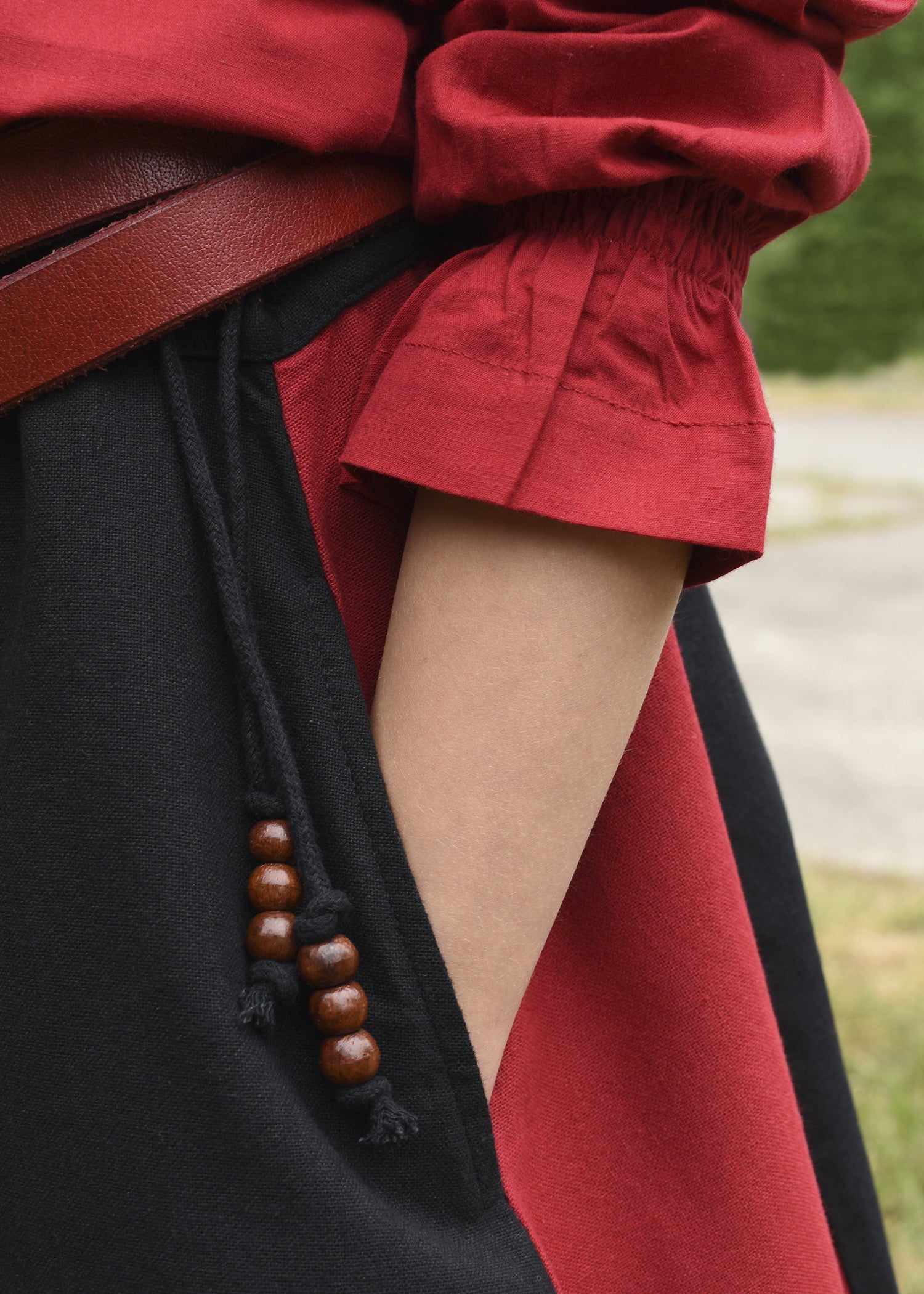 Imagen única de: Falda Medieval Infantil Lucia, Acampanada, Negro/rojo