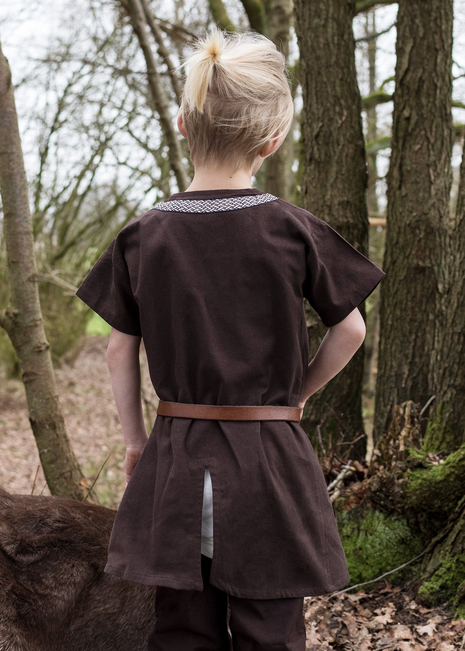 Imagen única de: Túnica Medieval Infantil Ailrik Con Ribete, Manga Corta, Marrón