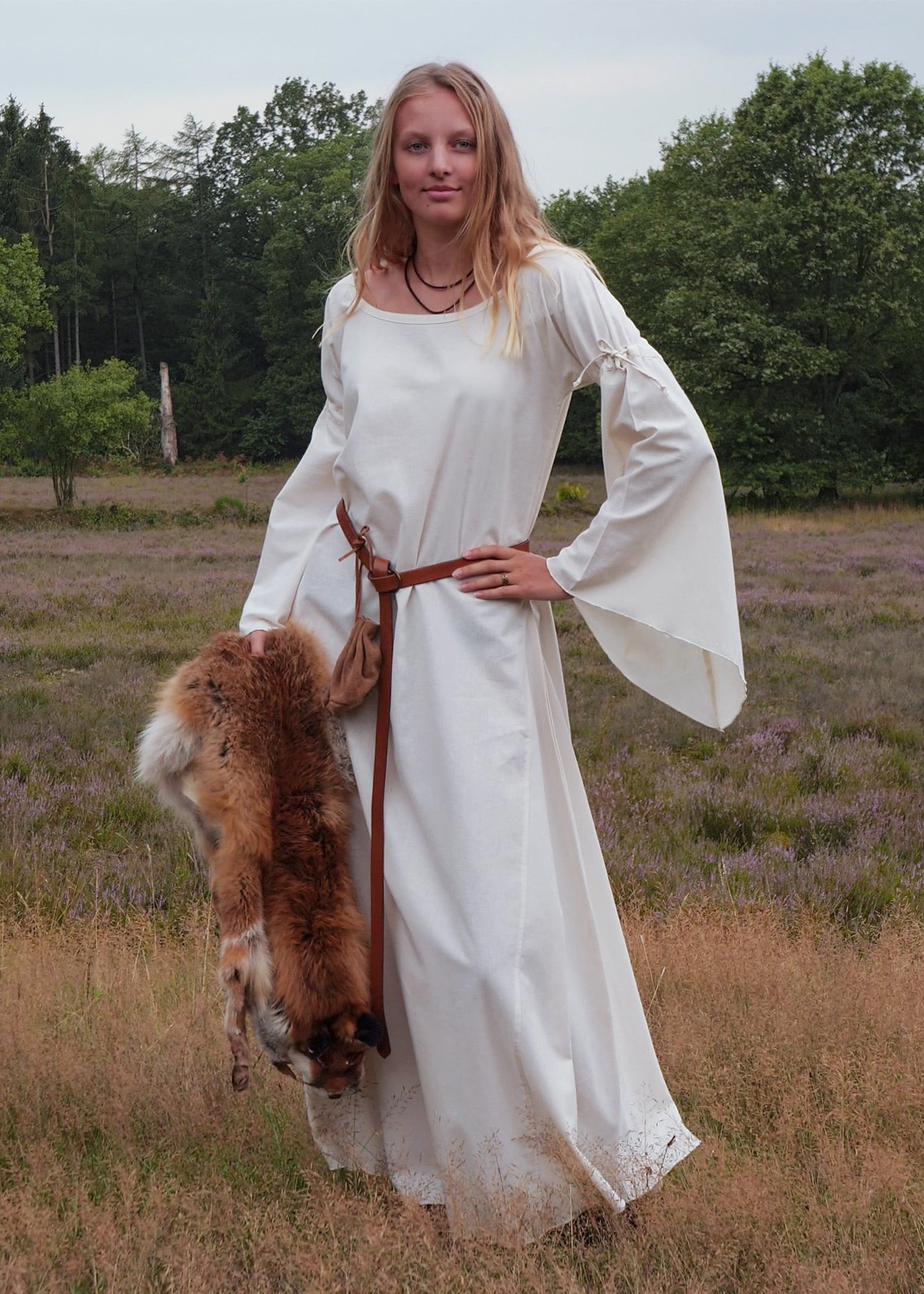 Imagen única de: Vestido Interior Medieval Burglinde Con Mangas De Trompeta, Natural