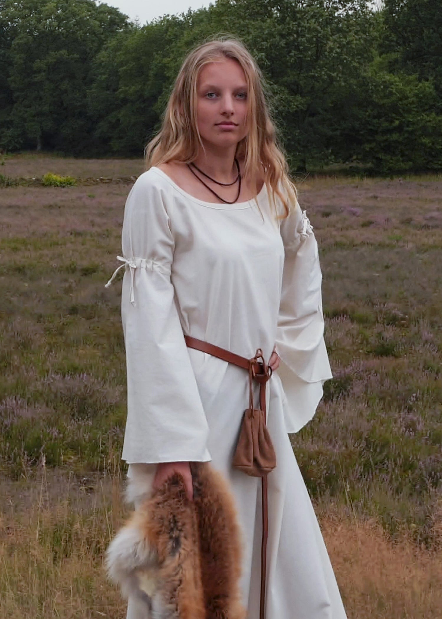Imagen única de: Vestido Interior Medieval Burglinde Con Mangas De Trompeta, Natural