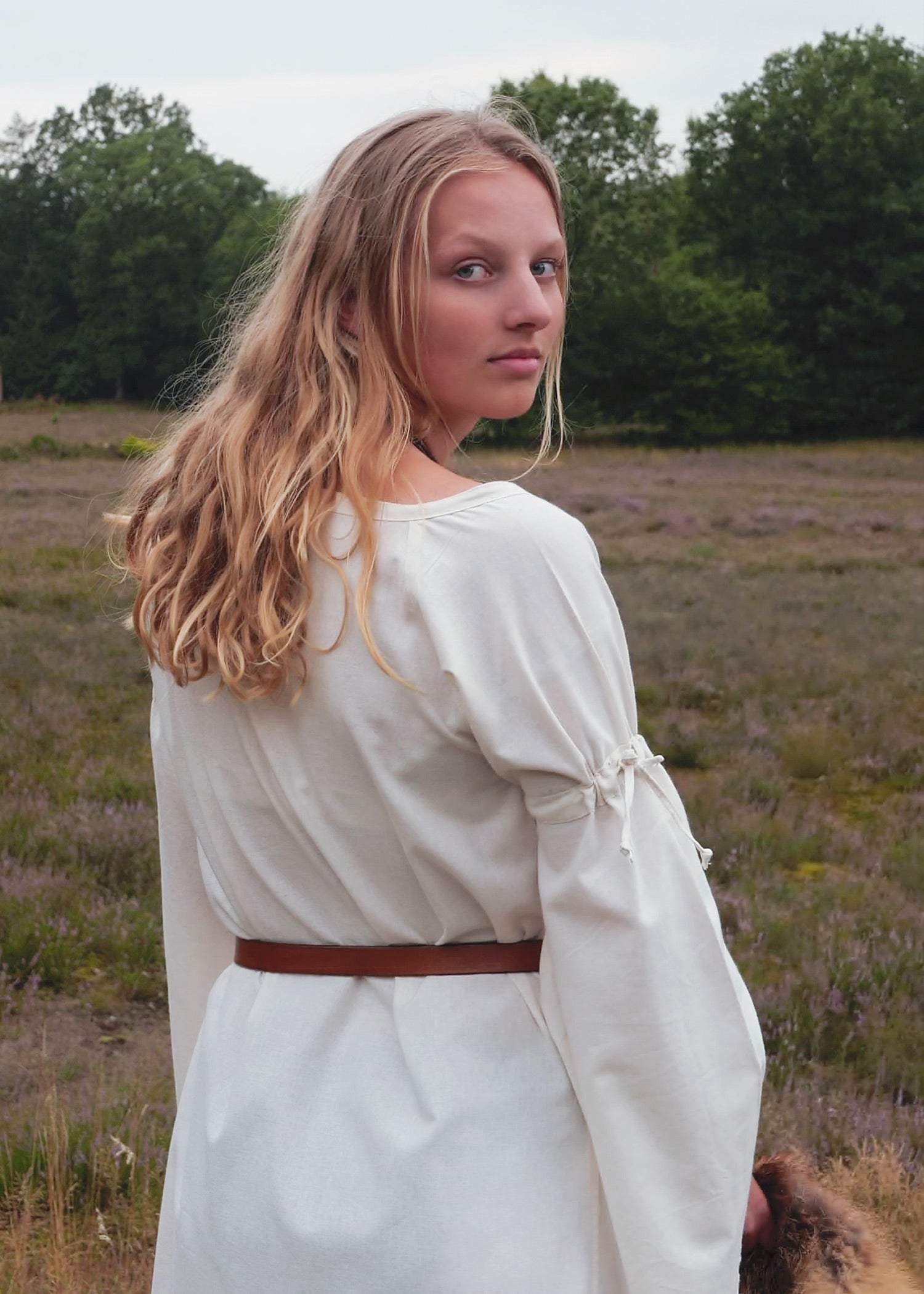 Imagen única de: Vestido Interior Medieval Burglinde Con Mangas De Trompeta, Natural