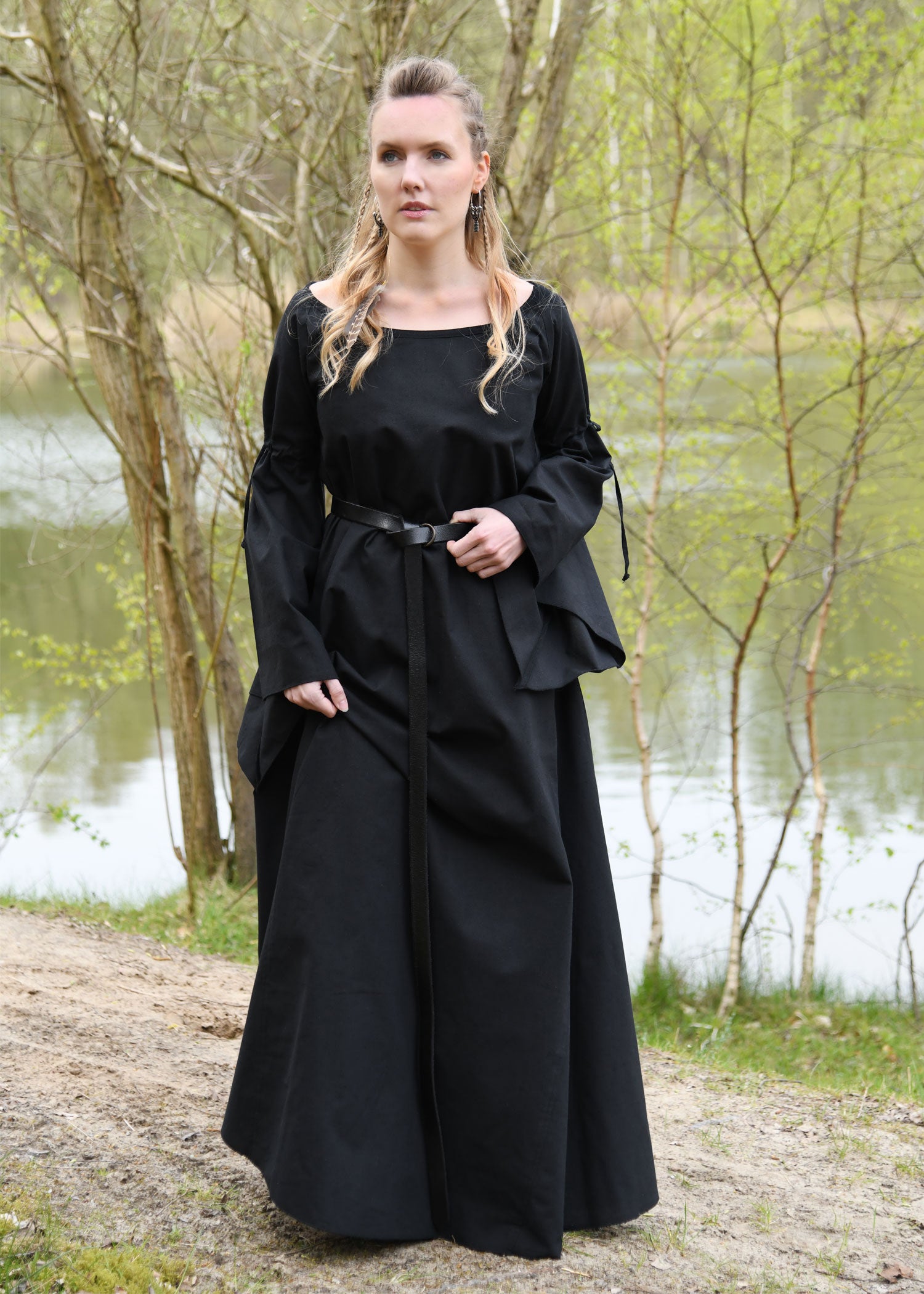 Imagen única de: Vestido Interior Medieval Burglinde Con Mangas De Trompeta, Negro