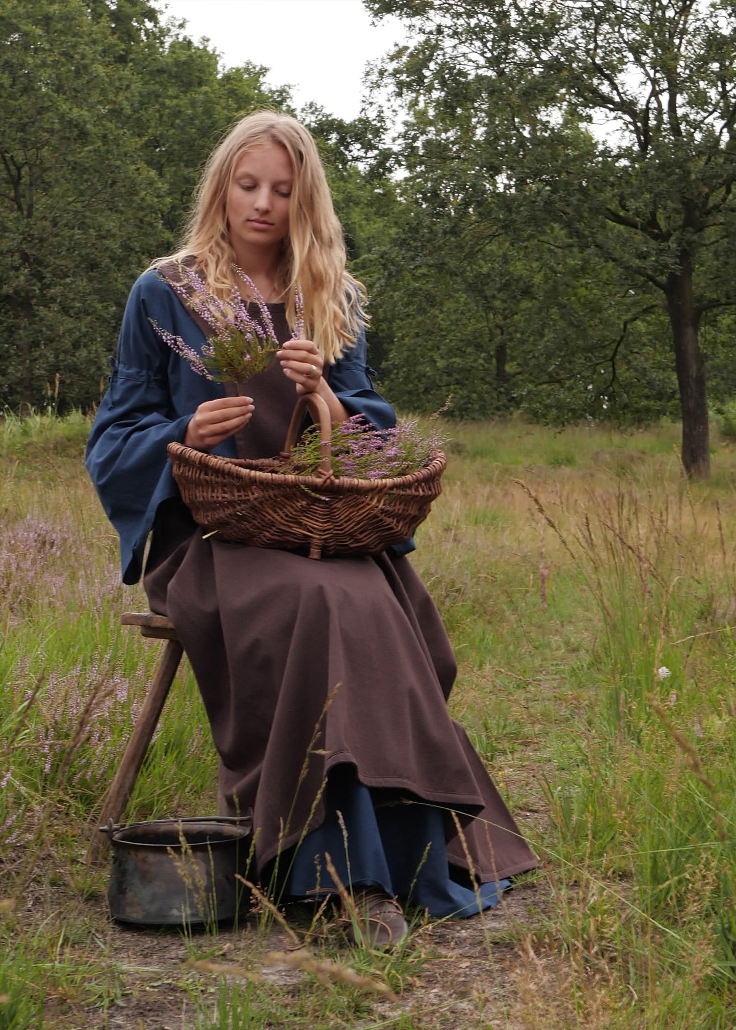 Imagen única de: Vestido Interior Medieval Burglinde Con Mangas De Trompeta, Azul