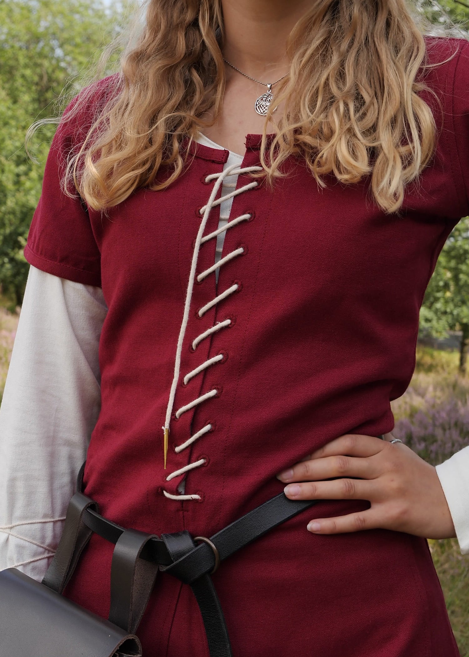 Imagen única de: Cotehardie Ava De Manga Corta, Vestido Medieval, Rojo Vino