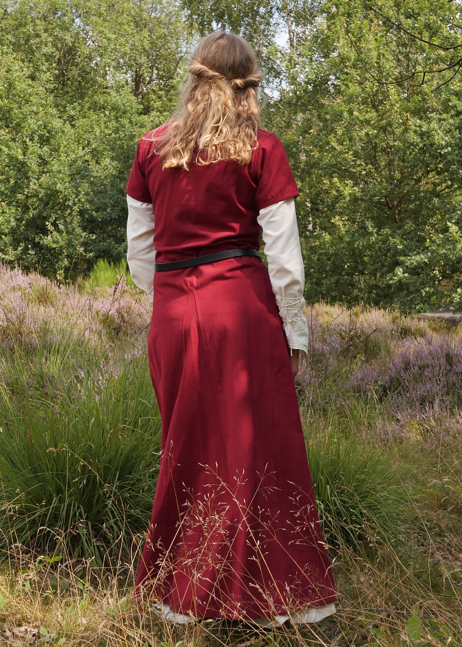 Imagen única de: Cotehardie Ava De Manga Corta, Vestido Medieval, Rojo Vino