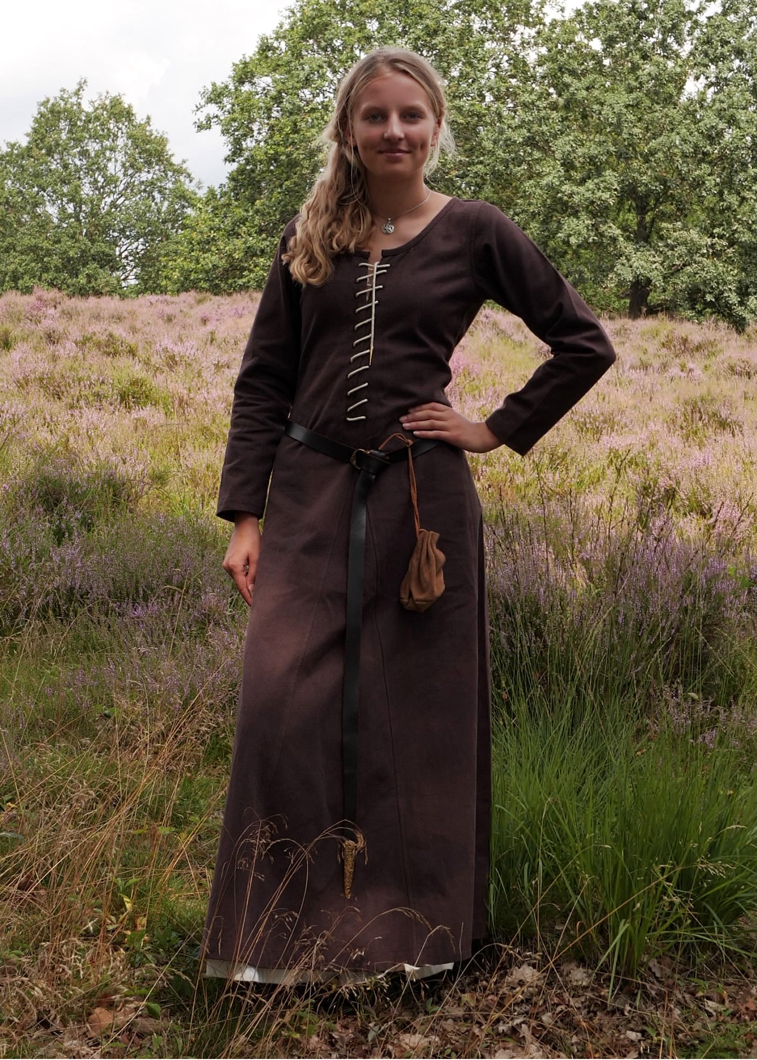 Imagen única de: Cotehardie Ava, Vestido Medieval, Marrón