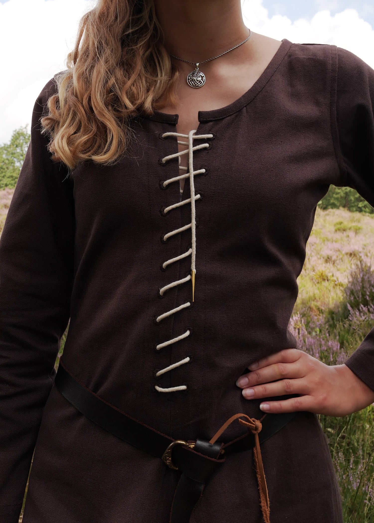 Imagen única de: Cotehardie Ava, Vestido Medieval, Marrón