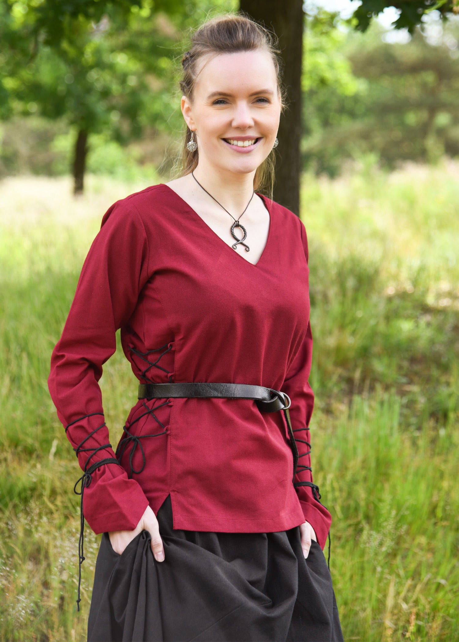 Imagen única de: Blusa Medieval Aila Con Cordones, Rojo Vino 2