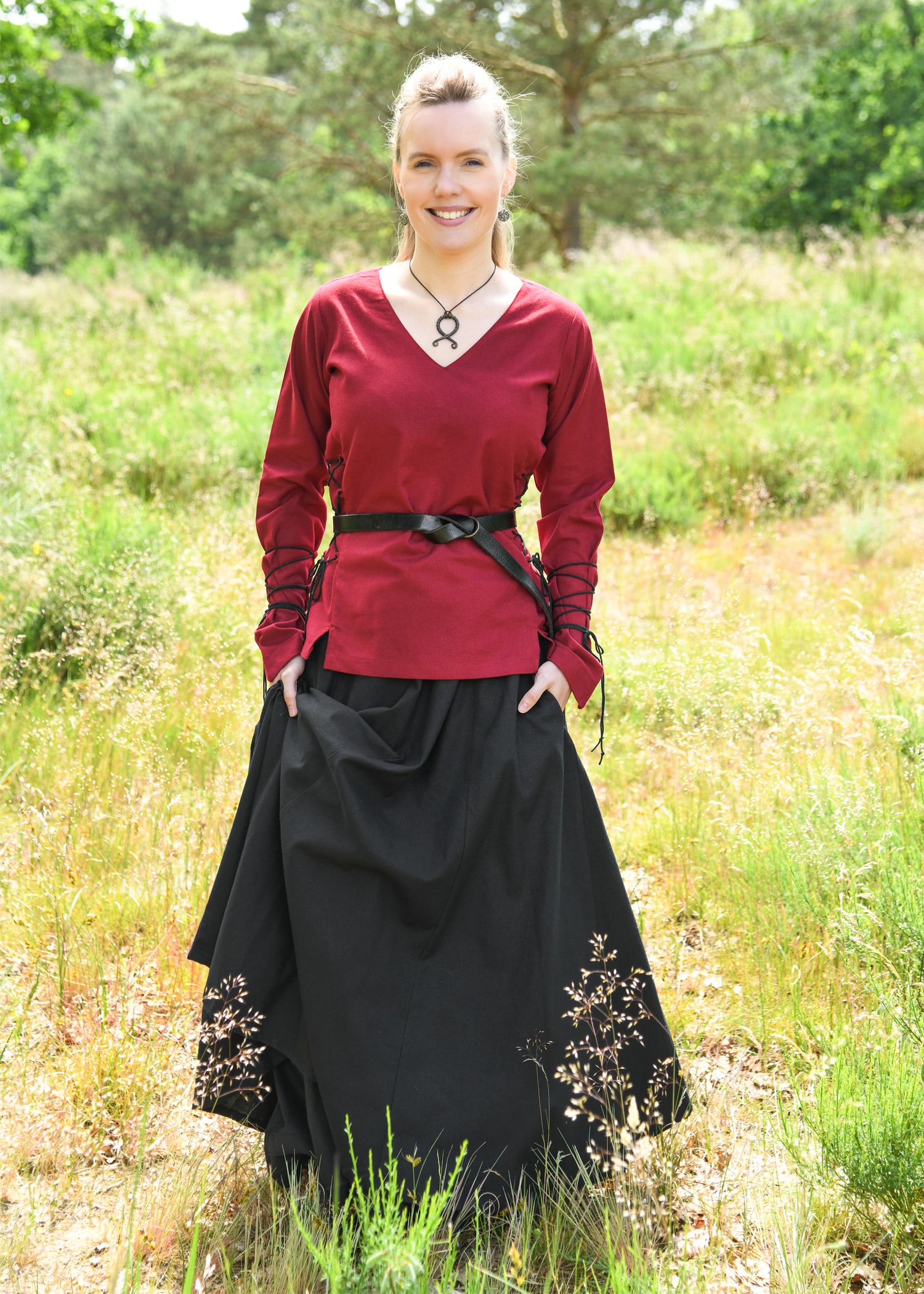 Imagen única de: Blusa Medieval Aila Con Cordones, Rojo Vino 4