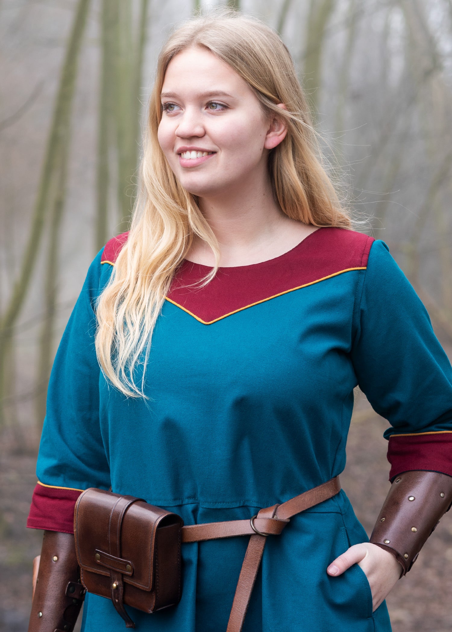 Imagen única de: Vestido Medieval Gesine De Lona, Color Petróleo.