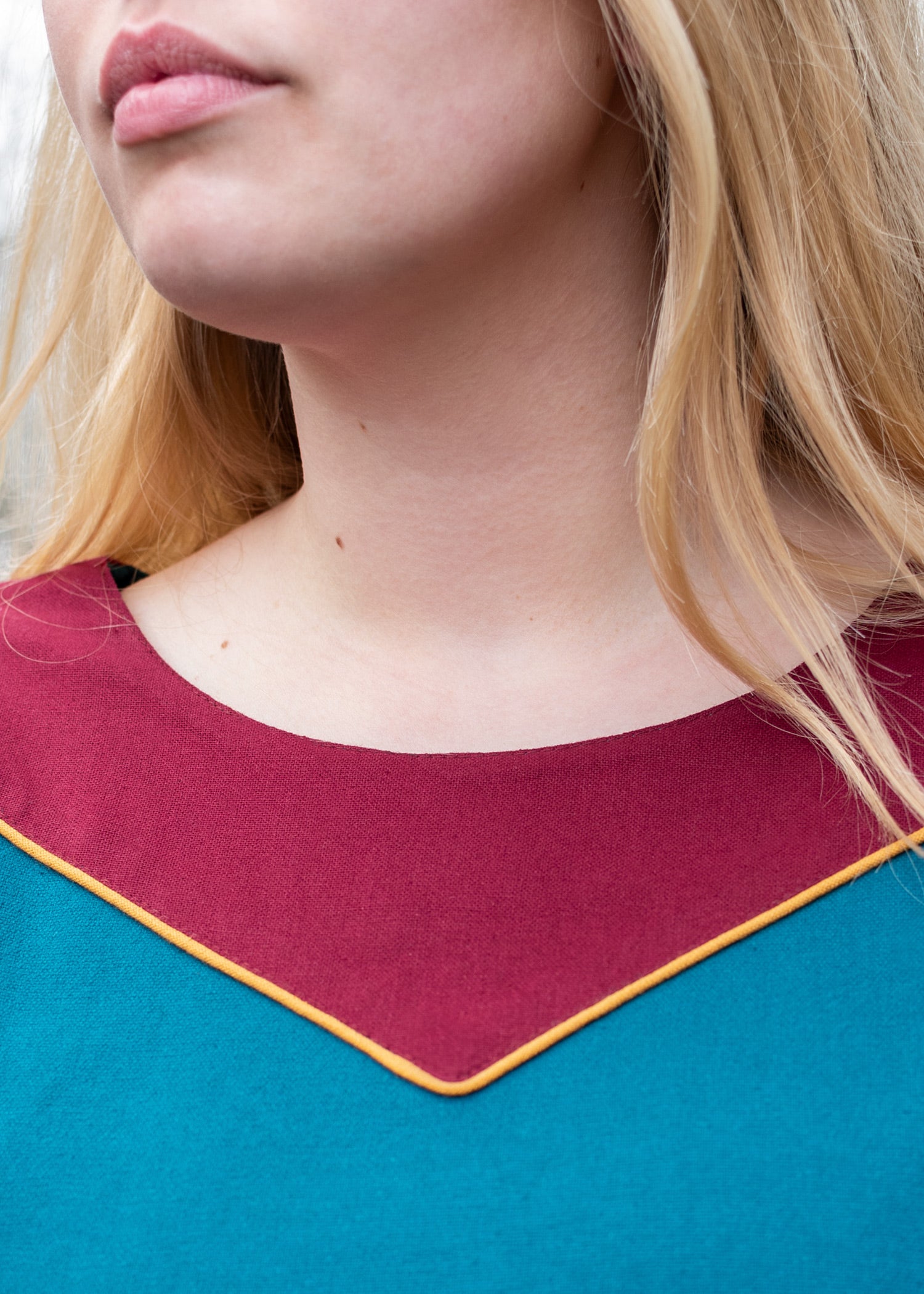 Imagen única de: Vestido Medieval Gesine De Lona, Color Petróleo.