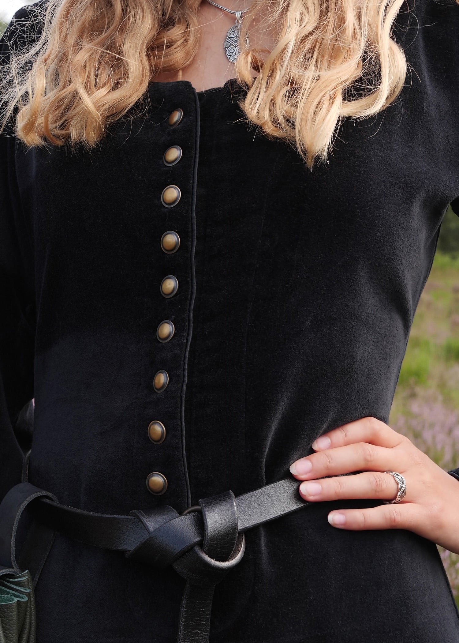 Imagen única de: Cotehardie Isabell De Terciopelo, Vestido Medieval, Negro