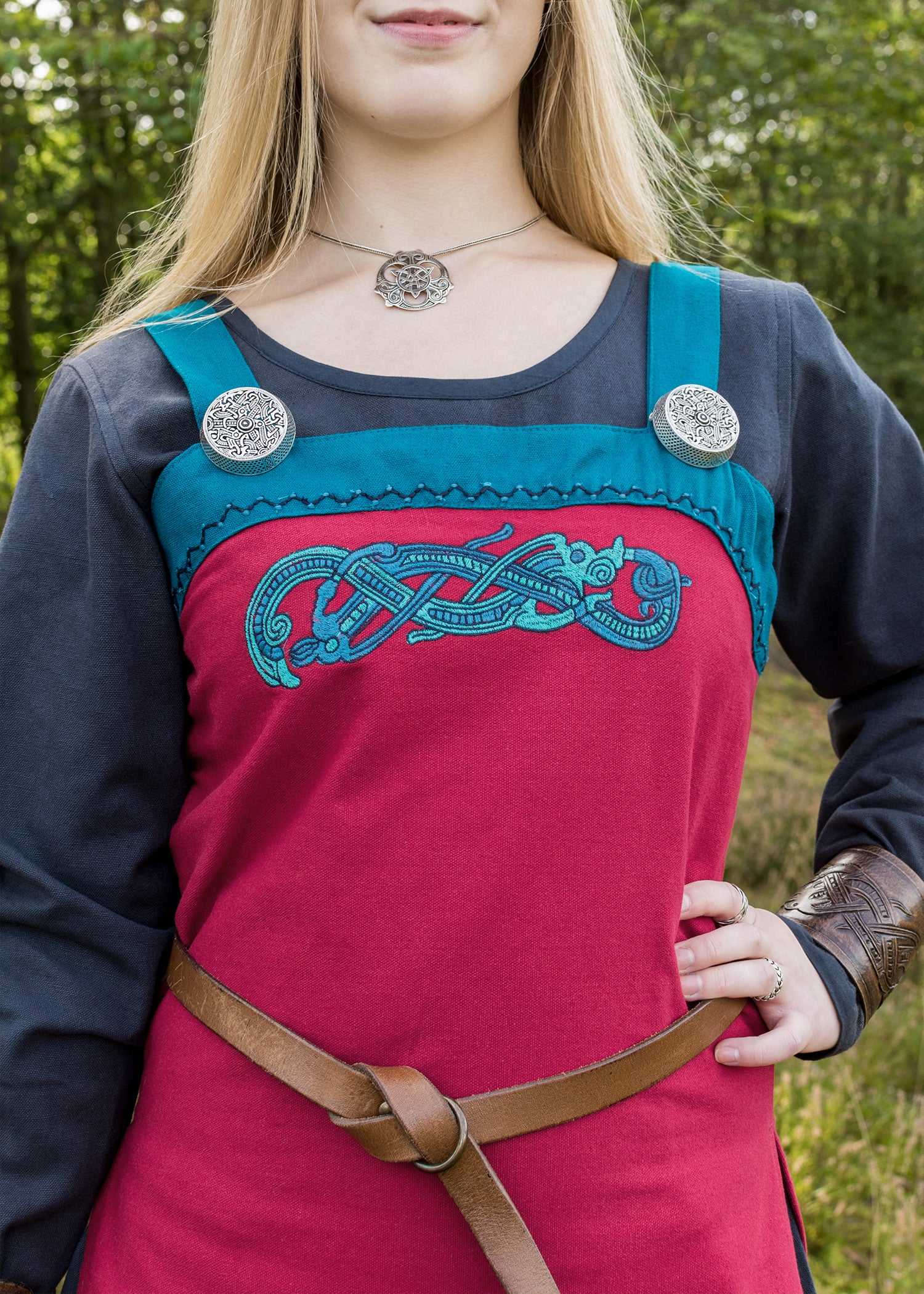 Imagen única de: Pichi Vikingo / Vestido Delantal Hilja Con Bordado, Rojo
