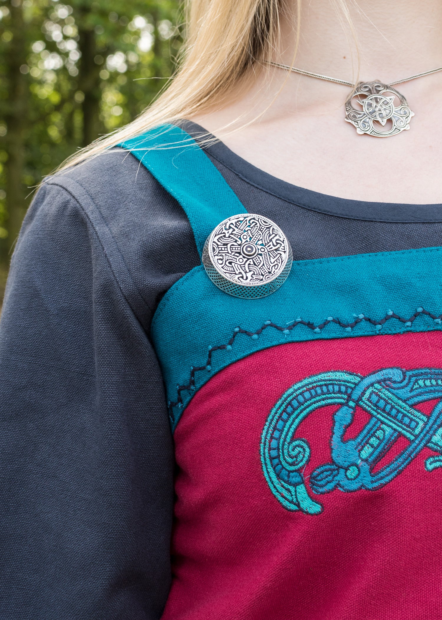 Imagen única de: Pichi Vikingo / Vestido Delantal Hilja Con Bordado, Rojo