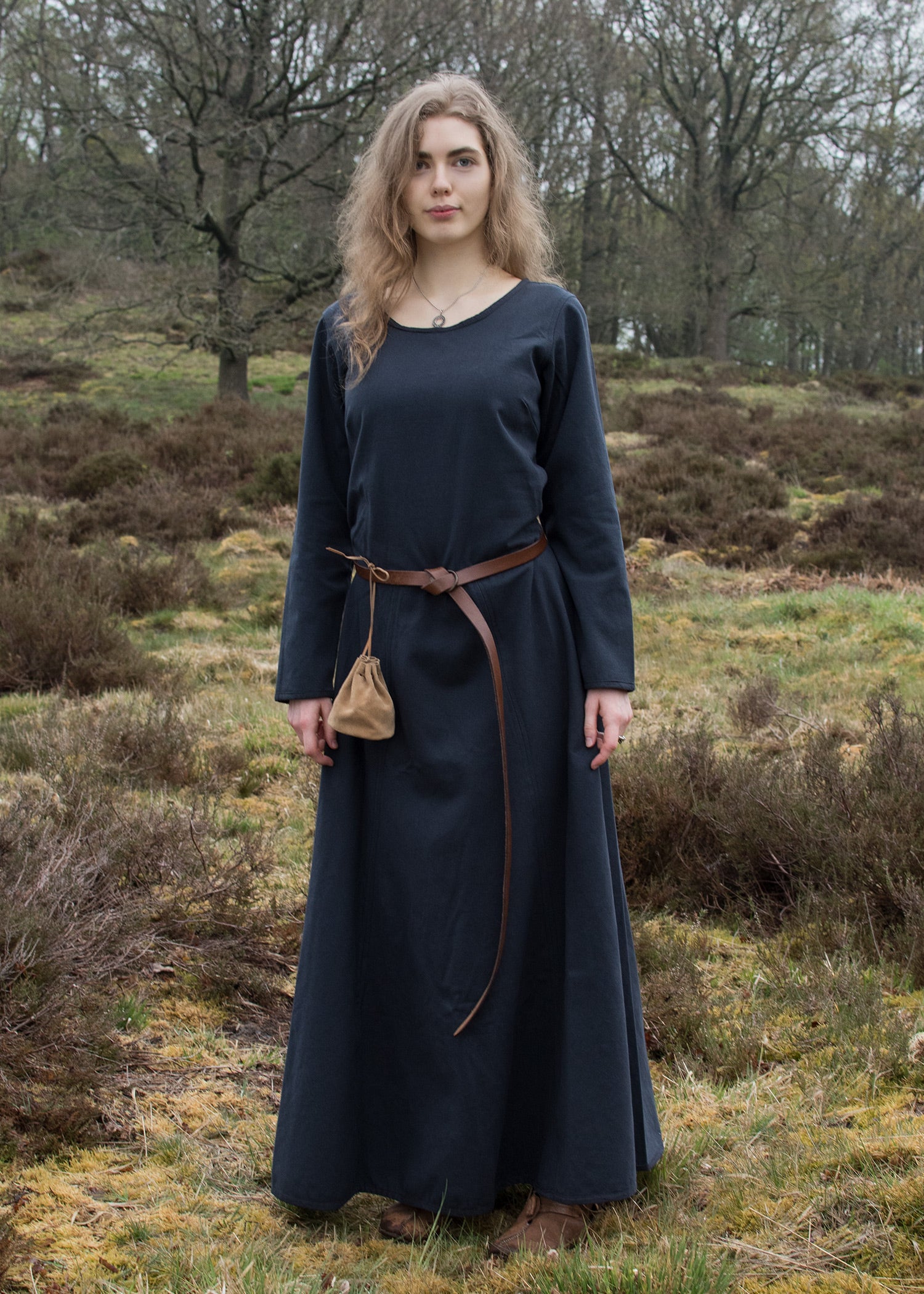 Imagen única de: Vestido Medieval Sencillo Afra De Lona, Azul Oscuro.