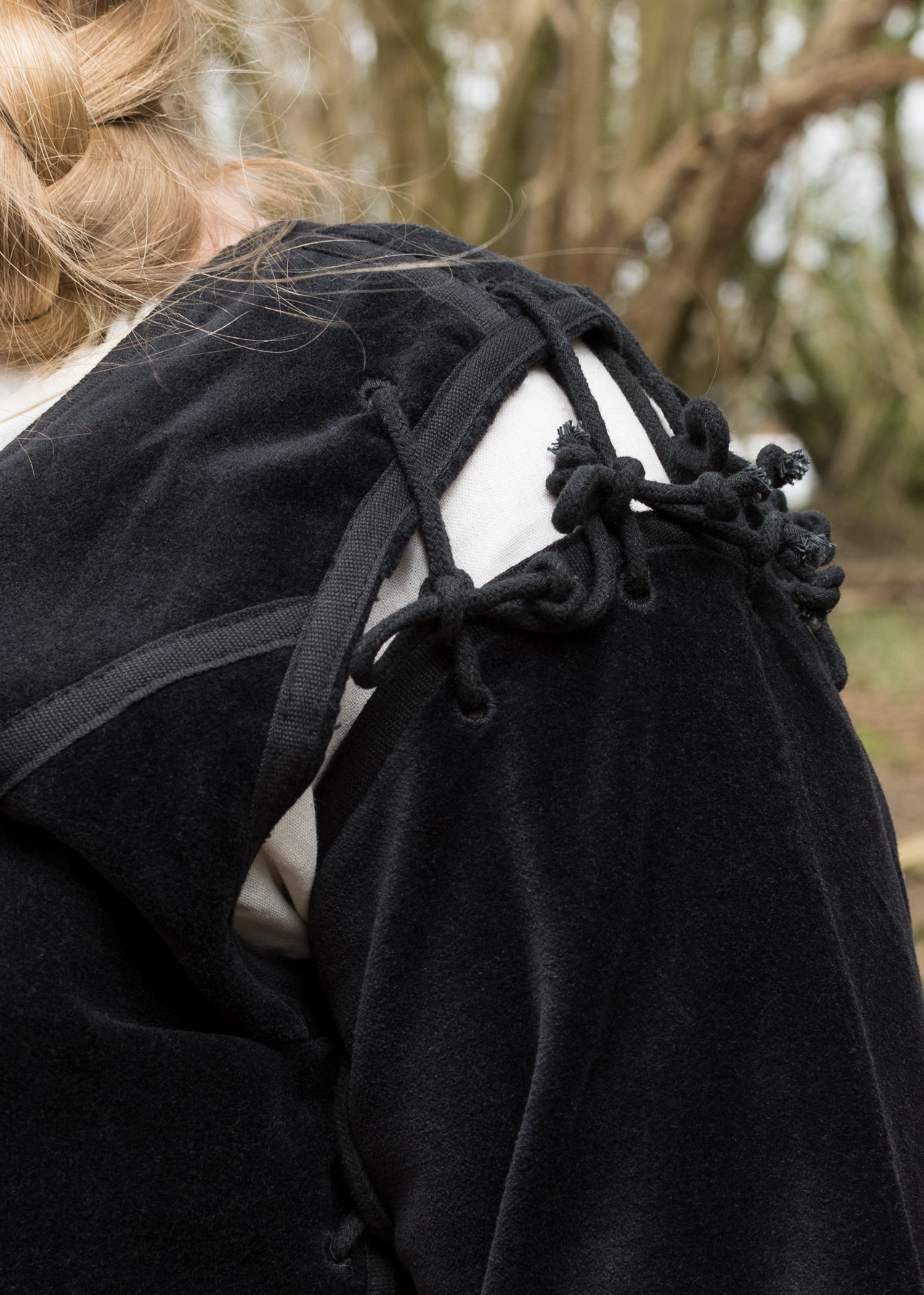 Imagen única de: Chaqueta Medieval Griselda De Terciopelo, Negra