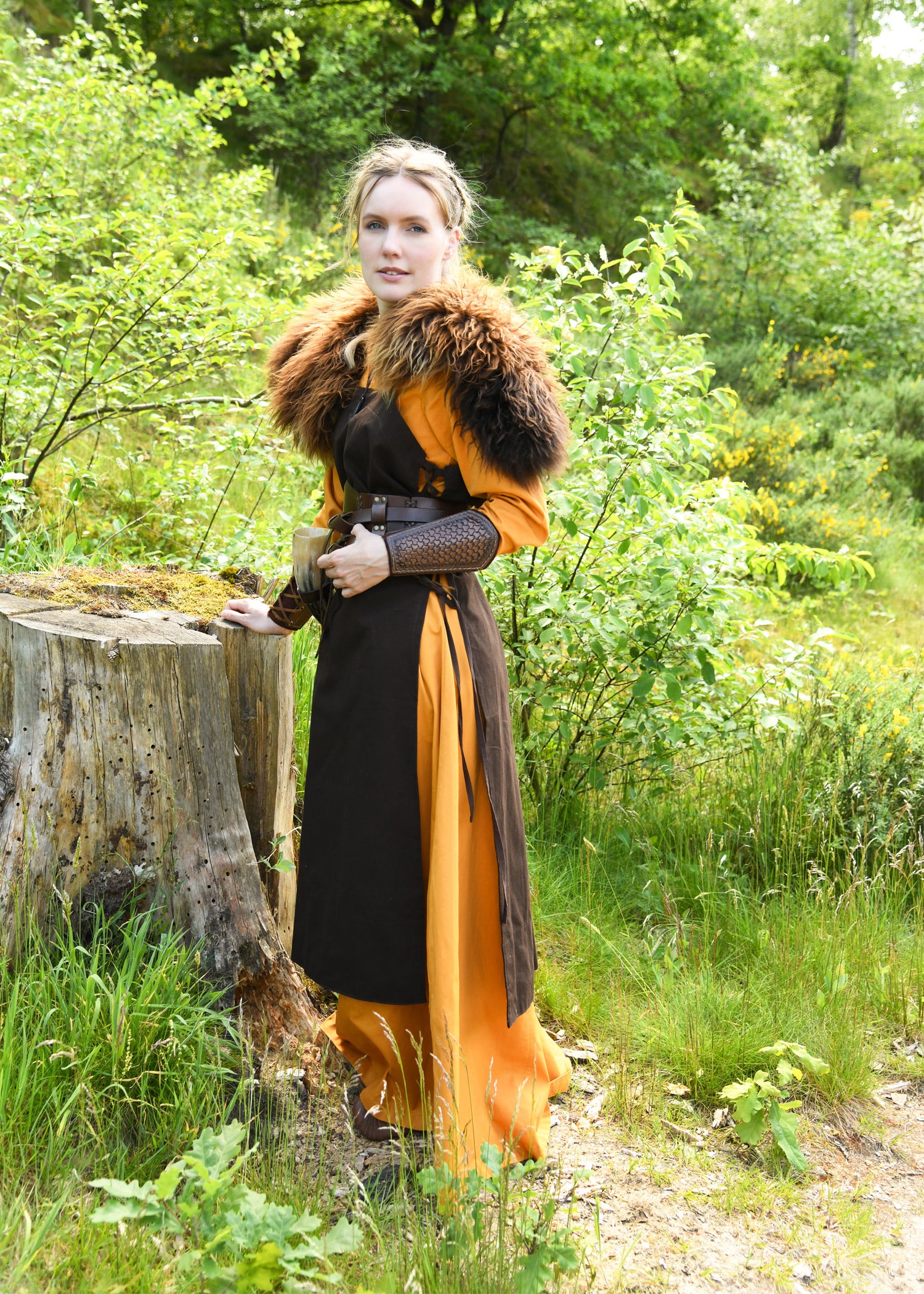 Imagen única de: Sobrevestido Vikingo, Delantal Tinna, Marrón