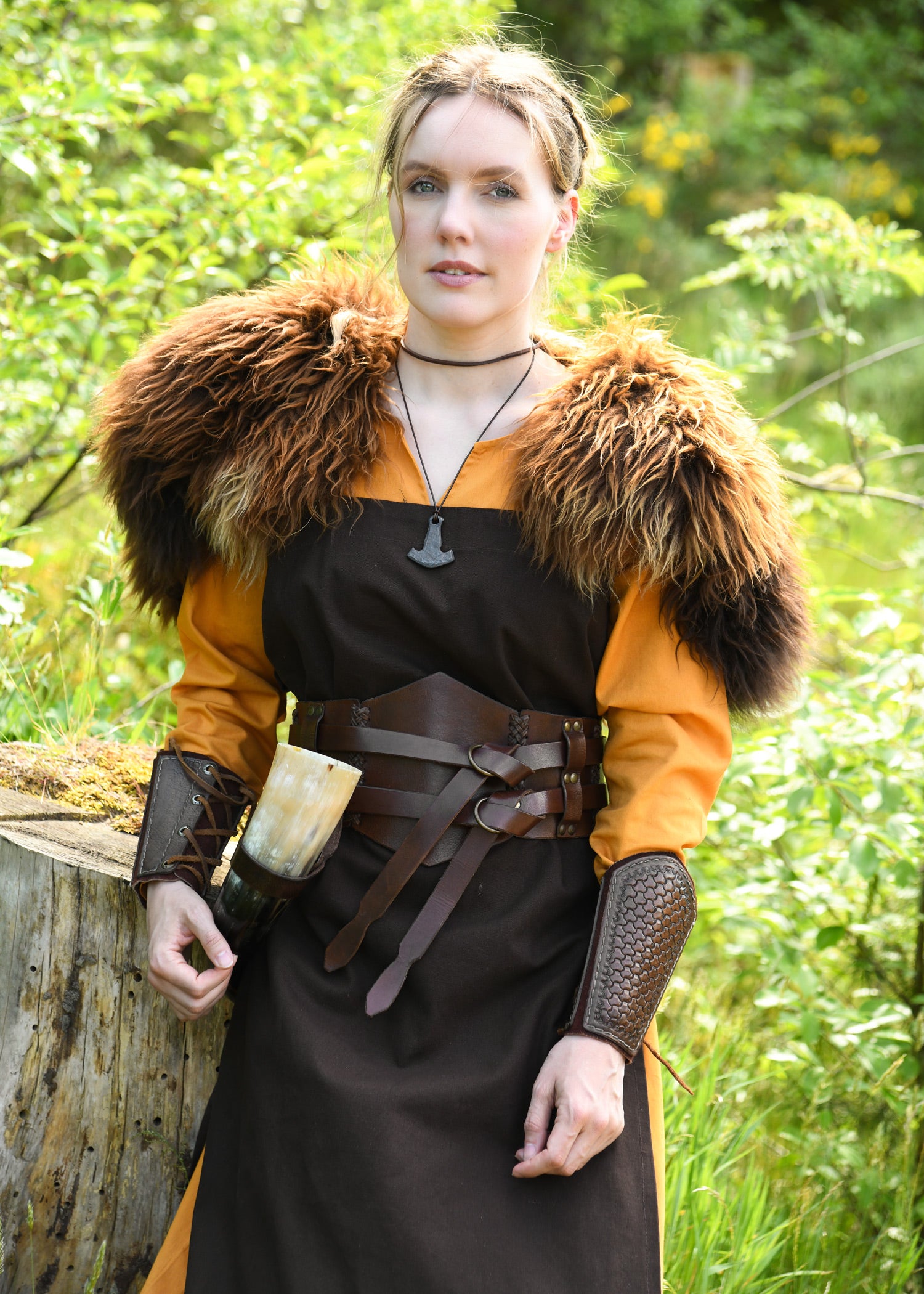 Imagen única de: Sobrevestido Vikingo, Delantal Tinna, Marrón