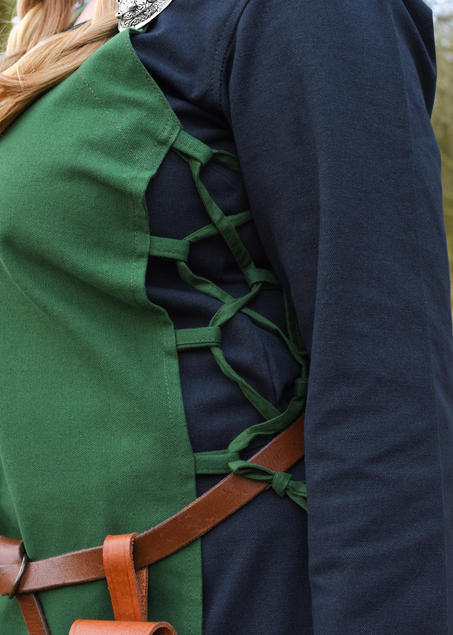 Imagen única de: Sobrevestido Vikingo, Vestido Tipo Pichi Tinna, Verde