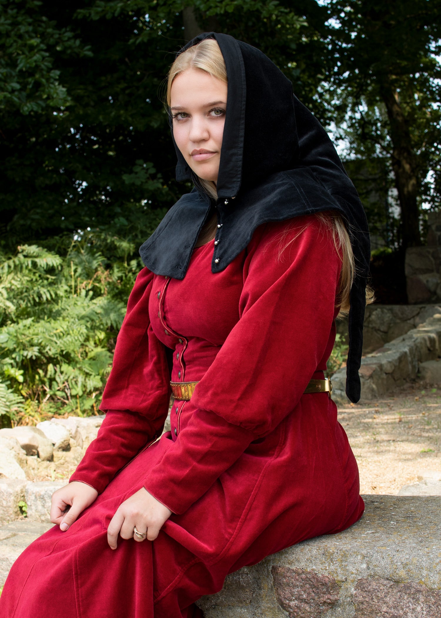 Imagen única de: Gugel Medieval De Terciopelo Mirella, Varios Colores