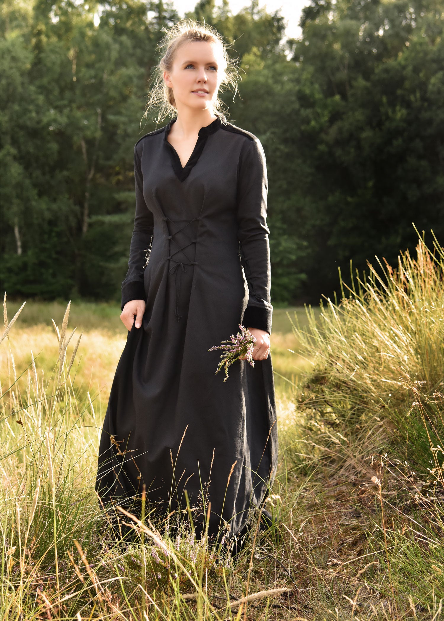 Imagen única de: Vestido Medieval Meira Con Detalles De Terciopelo, Negro
