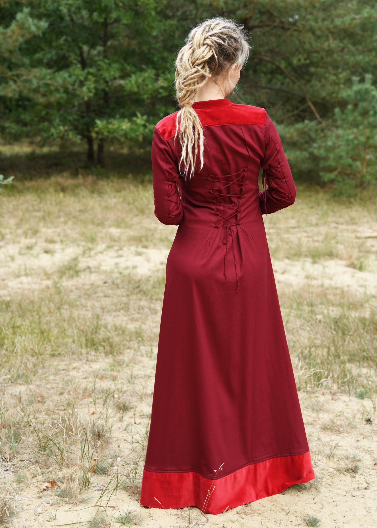 Imagen única de: Vestido Medieval Meira Con Detalles De Terciopelo, Rojo Vino