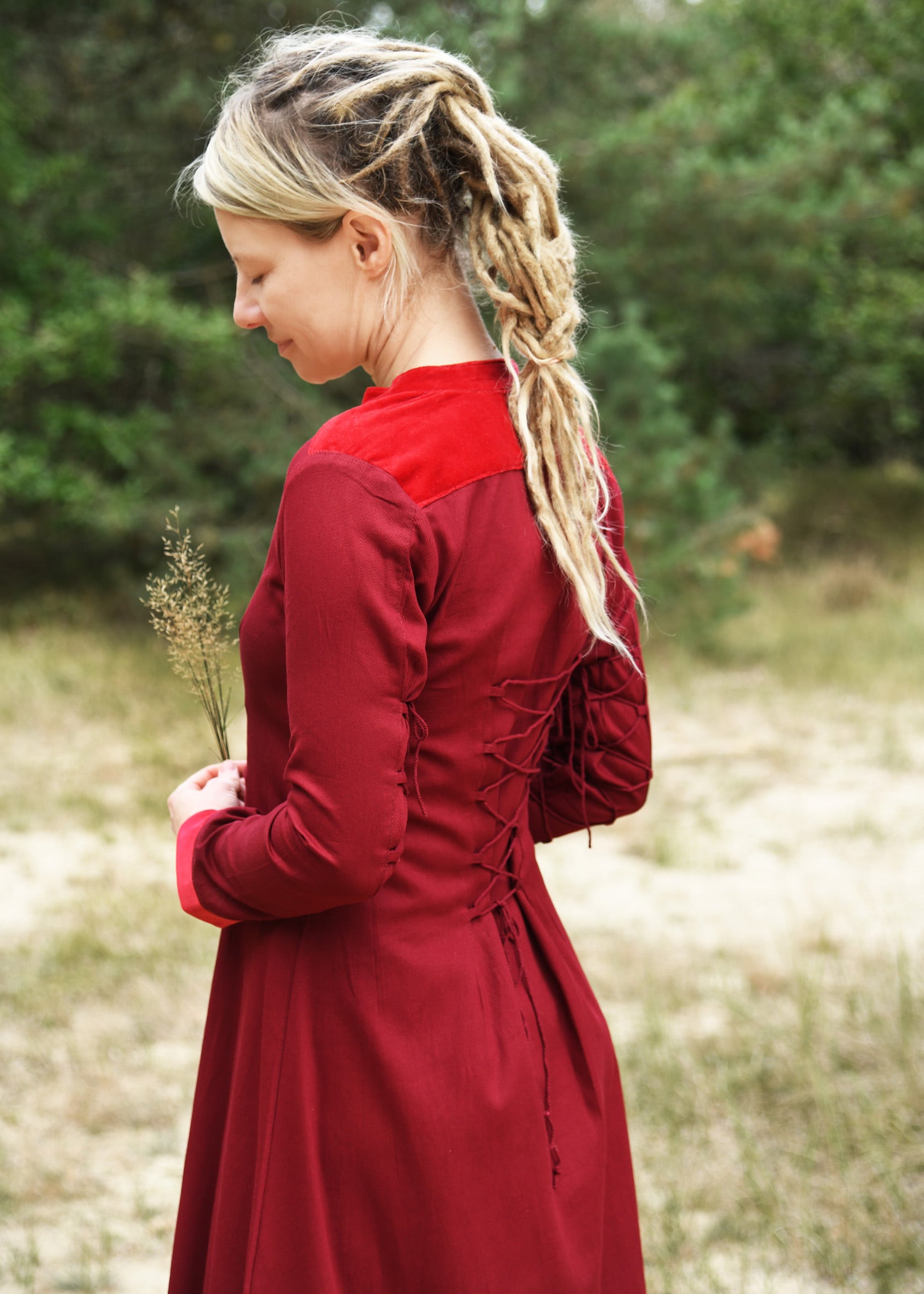 Imagen única de: Vestido Medieval Meira Con Detalles De Terciopelo, Rojo Vino
