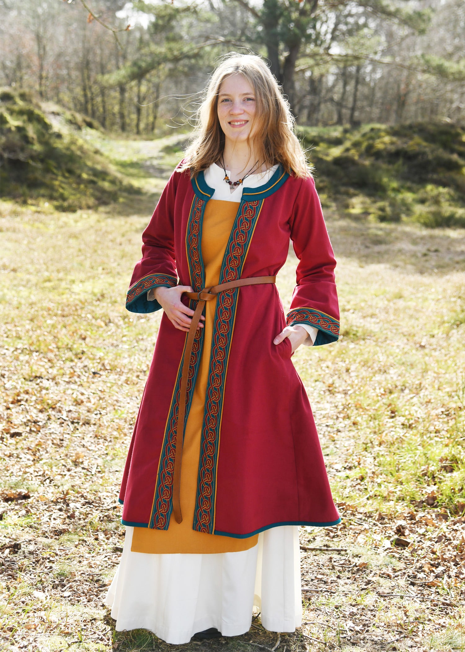 Imagen única de: Abrigo Vikingo Bordado Ella, Rojo Vino-petróleo